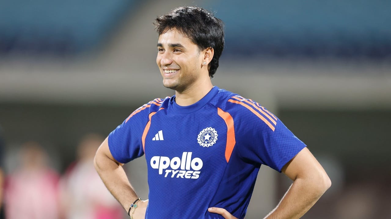 ഇഷാന് കിഷന്റെയും, അഭിഷേക് ശര്മയുടെയും ഫോട്ടോകള് പുറത്തുവിട്ടിട്ടുണ്ടെങ്കിലും അവര് പരിശീലനം നടത്തുന്ന തരത്തിലുള്ള ചിത്രങ്ങള് അതില് ഇല്ല. എന്നാല് ക്യാപ്റ്റന് സൂര്യകുമാര് യാദവ്, തിലക് വര്മ, ഹാര്ദ്ദിക് പാണ്ഡ്യ തുടങ്ങുന്നവര് പരിശീലിക്കുന്ന ഫോട്ടോകളുമുണ്ട്. ഇതോടെ, സഞ്ജു തിരിച്ചെത്തിയാല് ആരു പുറത്തുപോകുമെന്ന ചോദ്യവും ശക്തമായി.