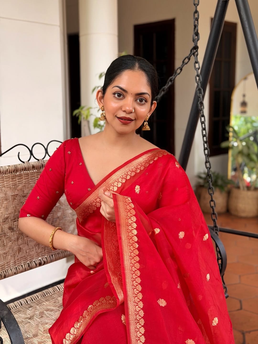 ഈയടുത്തിടെയാണ് ഇഷാനി കൃഷ്ണ നായികയായെത്തിയ ആശകള്‍ ആയിരം എന്ന സിനിമ റിലീസായത്. ചിത്രത്തിന്റെ പ്രൊമോഷന്റെ ഭാഗമായി താരം ധാരാളം അഭിമുഖങ്ങളും നല്‍കിയിരുന്നു. ഒറിജിനല്‍സ് എന്ന യൂട്യൂബ് ചാനലിന് ഇഷാനി നല്‍കിയ അഭിമുഖം ഇപ്പോള്‍ വൈറലാകുകയാണ്. അഹാനയെ കുറിച്ചാണ് താരം സംസാരിക്കുന്നത്. 

