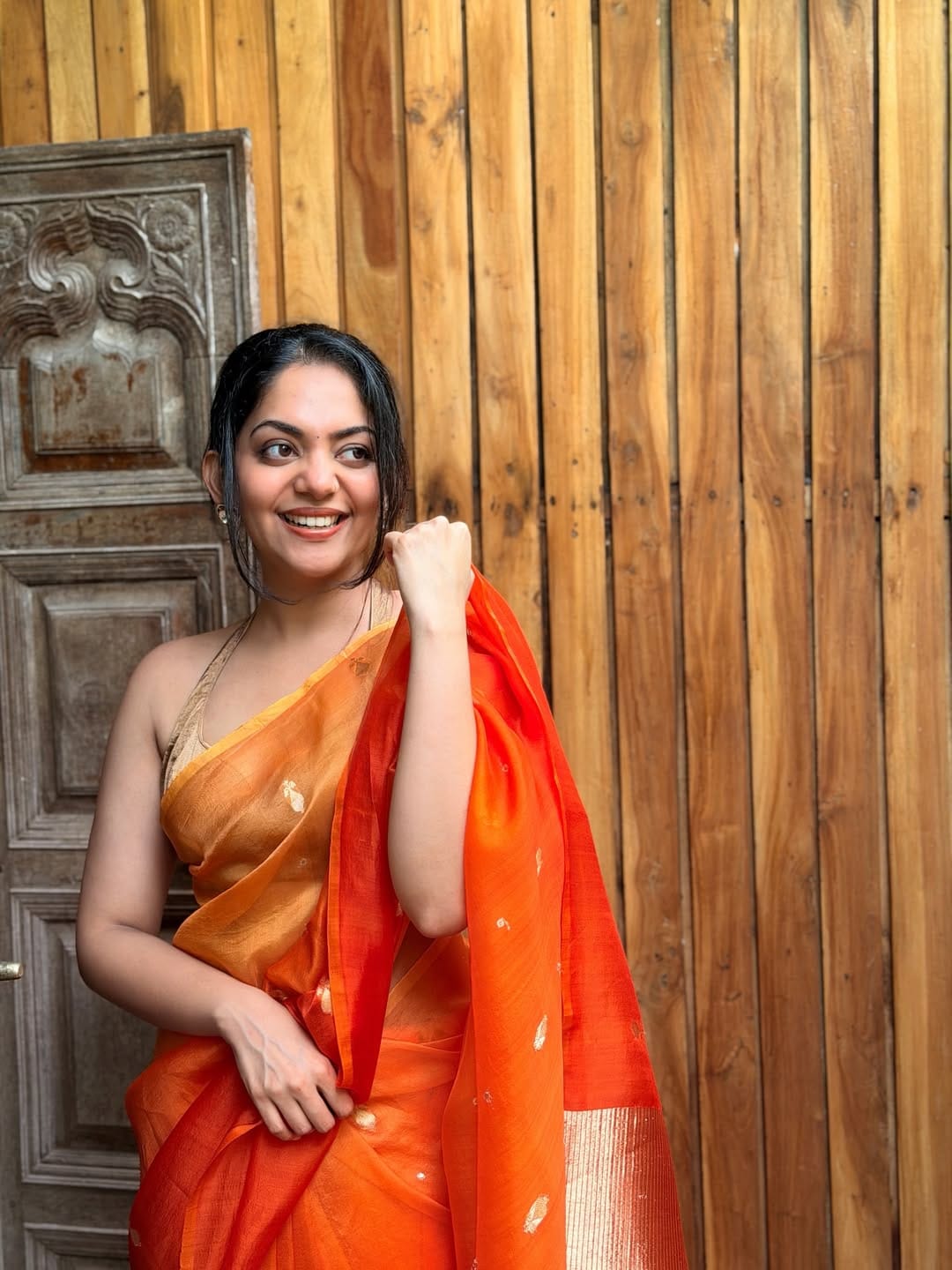 അമ്മുവിന് ബെഡില്‍ കിടക്കാം, പക്ഷെ അമ്മുവിന്റെ കൂടെ നമുക്കാര്‍ക്കും കിടക്കാന്‍ ഇഷ്ടമല്ല. കാരണം, അമ്മുവും അമ്മുവിന്റെ രണ്ട് സൈഡിലുമായി ഒരു പില്ലോയും അവളുടെ വലിയ പട്ടിയുടെ ഡോളും ആയിട്ട് സിംഹാസനത്തില്‍ കിടക്കുന്നത് പോലെയാണ് കിടക്കുക. അപ്പോള്‍ അപ്പുറത്ത് കിടക്കുന്ന ആള്‍ക്ക് സ്ഥലം കിട്ടില്ല, അതുകൊണ്ട് നമ്മള്‍ പറയും അയ്യോ അമ്മു താഴെ കിടന്നാല്‍ മതിയെന്ന്. അമ്മുവിന്റെ കൂടെ ഹോട്ടലില്‍ പോയാലും ഇതാണ് അവസ്ഥ. ഹോട്ടലില്‍ എത്തിയാല്‍ റിസപ്ഷനില്‍ വിളിച്ച് പില്ലോ കൊണ്ടുവരാന്‍ പറയും. എന്നിട്ട് അതെല്ലാം ചുറ്റും വെച്ചാണ് കിടക്കുകയെന്ന് ഇഷാനി പറയുന്നു. 

