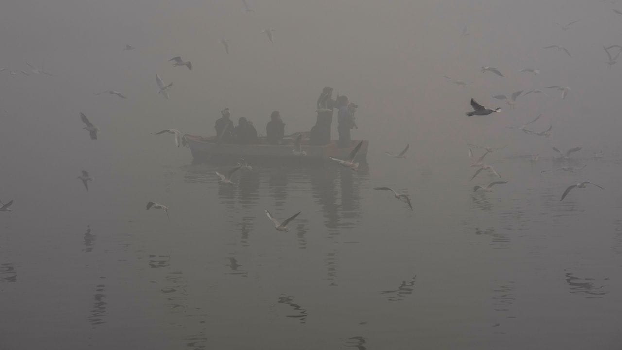 രാജ്യത്തിന്റെ എല്ലാഭാഗങ്ങളില്‍ നിന്നും ആളുകള്‍ വന്നടിയുന്ന നഗരങ്ങളിലൊന്നാണ് ബെംഗളൂരു. കന്നഡ സംസാരിക്കുന്നവര്‍ മാത്രമല്ല നഗരത്തിലുള്ളത്. ജനസംഖ്യയും വ്യാവസായിക സ്ഥാപനങ്ങളും ട്രാഫിക്കും കാരണം നഗരത്തിലെ വായു മലിനീകരണം ദിനംപ്രതി ഉയരുകയാണ്. വായു മലീനികരണം രൂക്ഷമാകുന്ന സാഹചര്യത്തില്‍ ശുദ്ധ വായു ശ്വസിക്കാന്‍ ബെംഗളൂരുകാര്‍ക്ക് യാത്ര ചെയ്യാവുന്ന സ്ഥലങ്ങള്‍ പരിശോധിക്കാം. (Image Credits: PTI)