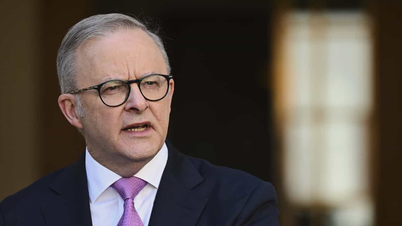 Anthony Albanese: ബോംബ് ഭീഷണി; ഓസ്ട്രേലിയൻ പ്രധാനമന്ത്രി ആന്റണി അൽബനീസിനെ ഔദ്യോഗിക വസതിയില് നിന്ന് മാറ്റി Anthony Albanese: ബോംബ് ഭീഷണി; ഓസ്ട്രേലിയൻ പ്രധാനമന്ത്രി ആന്റണി അൽബനീസിനെ ഔദ്യോഗിക വസതിയില് നിന്ന് മാറ്റി