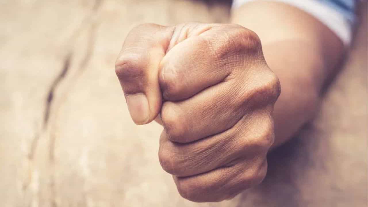 Daily Devotional: ദേഷ്യപ്പെട്ടിരിക്കുകയാണോ? ഈ മൂന്ന് തീരുമാനങ്ങൾ എടുക്കരുത് Daily Devotional: ദേഷ്യപ്പെട്ടിരിക്കുകയാണോ? ഈ മൂന്ന് തീരുമാനങ്ങൾ എടുക്കരുത്