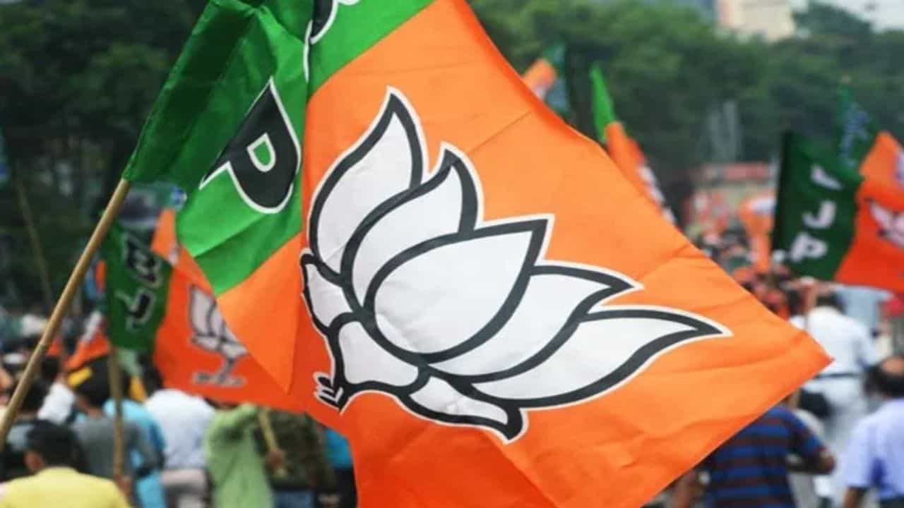 തട്ടിപ്പ് കേസ് ഒതുക്കിത്തീർക്കാമെന്ന് വാഗ്ദാനം നല്‍കി 10 ലക്ഷം രൂപ തട്ടിയെടുത്തു: ബിജെപി നേതാക്കള്‍ക്കെതിരെ കേസ്