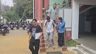 Viral Video: കഴുകണ്ട, മുറിക്കണ്ട! പാക്കറ്റോടെ ചിക്കൻ കറി വെച്ച് വീട്ടുജോലിക്കാരി; വൈറലായി വീഡിയോ