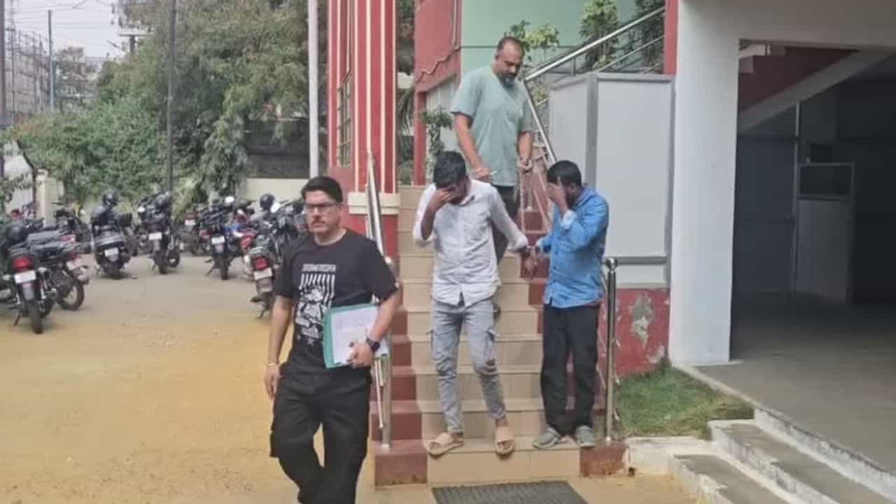 Bangladeshi Nationals Arrest: പാക് സംഘടനയെ പിന്തുണച്ചു; തിരുപ്പൂരിൽ ഭീകര ബന്ധമുള്ള ബംഗ്ലാദേശികൾ പിടിയിൽ Bangladeshi Nationals Arrest: പാക് സംഘടനയെ പിന്തുണച്ചു; തിരുപ്പൂരിൽ ഭീകര ബന്ധമുള്ള ബംഗ്ലാദേശികൾ പിടിയിൽ