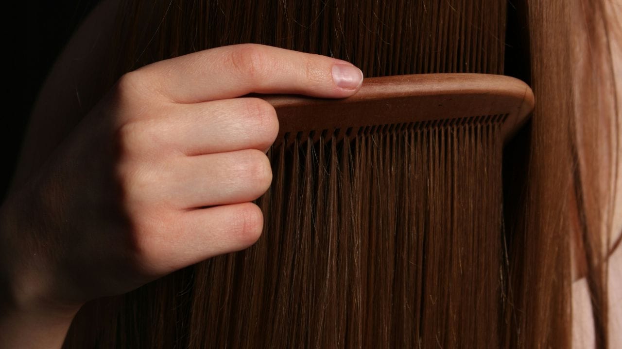 സിന്തറ്റിക് മുടി ഉപയോഗിക്കുന്നതിന് മുൻപ് നന്നായി കഴുകുക. കൂടാതെ അമിതമായ ചൂട് ഉപയോഗിച്ചുള്ള സ്റ്റൈലിംഗ് ഒഴിവാക്കുക. എക്സ്റ്റൻഷനുകൾക്കിടയിൽ കൃത്യമായ ഇടവേളകൾ നൽകുന്നതും ഉത്തമം. കൃത്രിമ മുടിക്ക് പകരം മനുഷ്യന്റെ തലമുടിയോ നോൺ-ടോക്സിക് ബ്രാൻഡുകളോ തിരഞ്ഞെടുക്കാൻ ശ്രദ്ധിക്കണം.