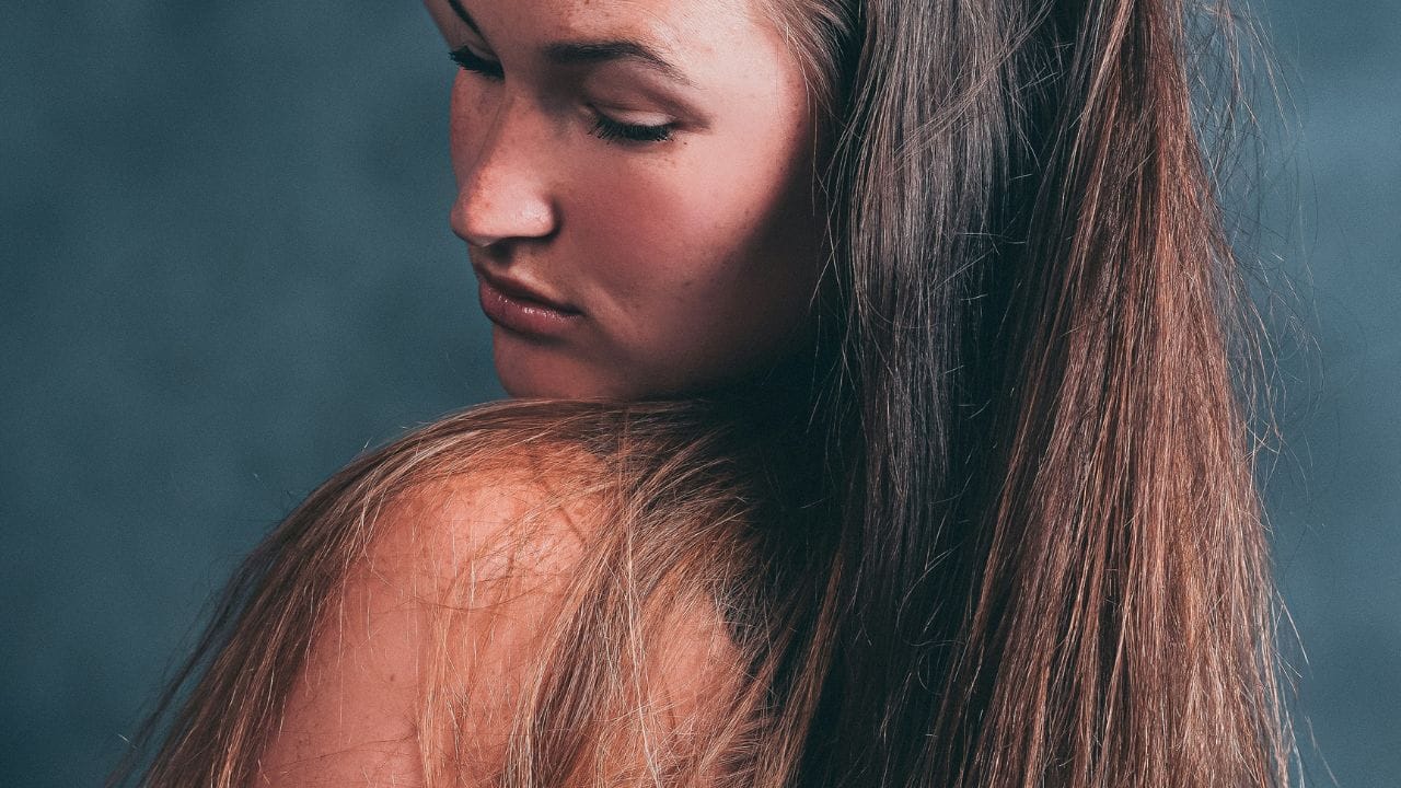 മസാച്ചുസെറ്റ്സിലെ സൈലന്റ് സ്പ്രിങ് ഇൻസ്റ്റിറ്റ്യൂട്ടിലെ ഗവേഷകർ നടത്തിയ പഠനത്തിൽ, സിന്തറ്റിക് ഹെയറുകളിൽ കാൻസറിന് കാരണമാകുന്ന ബെൻസീൻ, ഫോർമാൽഡിഹൈഡ് എന്നിവയുടെ സാന്നിധ്യം കണ്ടെത്തി. കൂടാതെ, വന്ധ്യതയ്ക്കും ഹോർമോൺ അസന്തുലനത്തിനും കാരണമാകുന്ന താലേറ്റുകൾ, ലെഡ് തുടങ്ങിയ ഹെവി മെറ്റലുകളും ഇവയിൽ അടങ്ങിയിട്ടുണ്ട്. മുടിയുടെ തിളക്കം വർധിപ്പിക്കാനും പൂപ്പൽ തടയാനുമാണ് ഉൽപാദനവേളയിൽ ഈ വിഷാംശങ്ങൾ ചേർക്കുന്നത്.