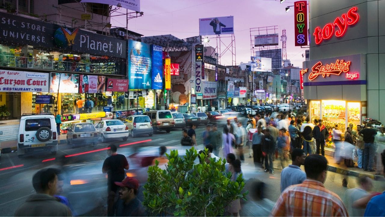 ബെംഗളൂരുവില്‍ പോയി ജോലി ചെയ്യണം, താമസിക്കണം, ജീവിതം ആഘോഷിക്കണം എന്നിങ്ങനെ ആഗ്രഹിക്കാത്തവരായി ആരാണുള്ളത്? ഇന്ത്യയിലെ മറ്റ് നഗരങ്ങളെ അപേക്ഷിച്ച് ജീവിതം ആഘോഷമാക്കാന്‍ കൂടുതല്‍ ആളുകളെത്തുന്ന സ്ഥലങ്ങളില്‍ ഒന്നാണ് ബെംഗളൂരു. ലൈഫ് കളര്‍ഫുളാക്കാന്‍ വേണ്ട എല്ലാ സൗകര്യങ്ങളും നഗരത്തിലുണ്ട് എന്നതാണ് പ്രത്യേകത. (Image Credits: Getty Images)