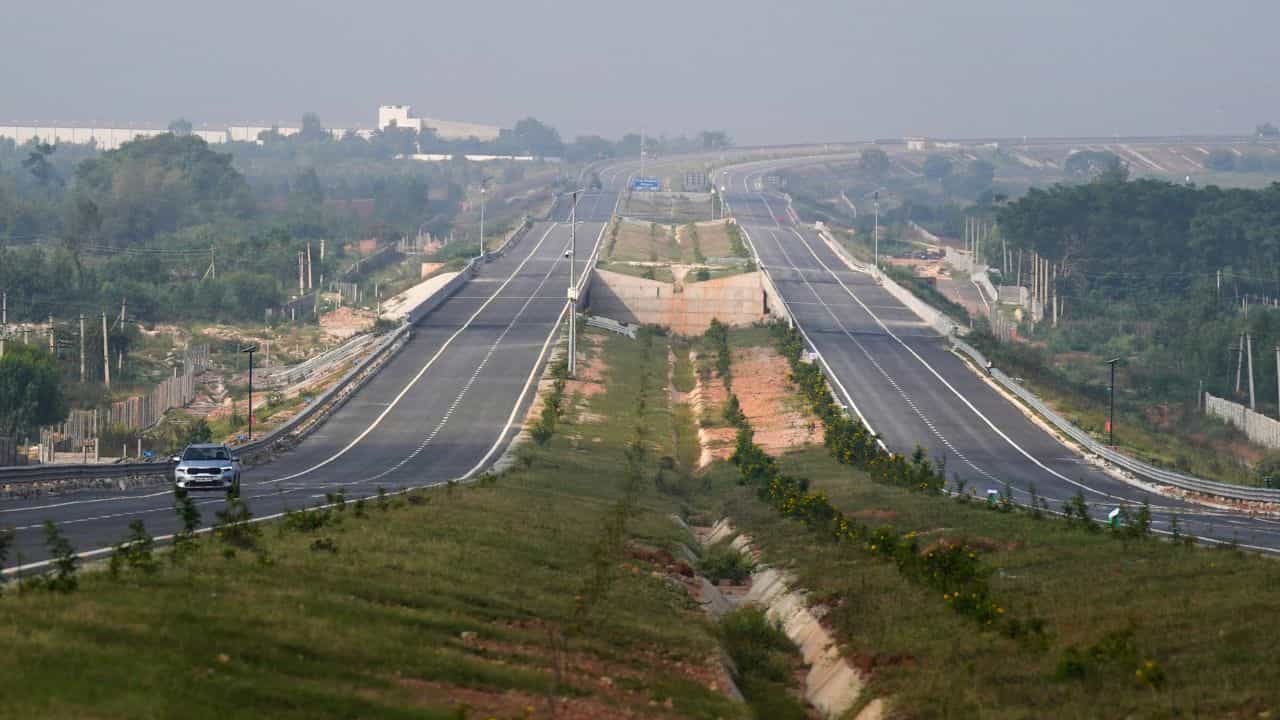 Bengaluru-Chennai Expressway: ബെംഗളൂരു-ചെന്നൈ എക്സ്പ്രസ് വേ ഉടന് തുറക്കും; തീയതി നിശ്ചയിച്ചു Bengaluru-Chennai Expressway: ബെംഗളൂരു-ചെന്നൈ എക്സ്പ്രസ് വേ ഉടന് തുറക്കും; തീയതി നിശ്ചയിച്ചു