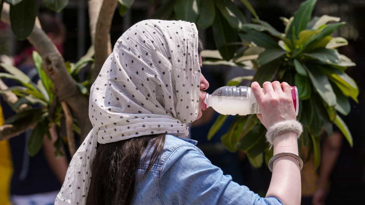 Bengaluru Weather: ബെംഗളൂരുവില് ഇന്നും കനത്ത ചൂട്; കൂട്ടിന് തണുപ്പും Bengaluru Weather: ബെംഗളൂരുവില് ഇന്നും കനത്ത ചൂട്; കൂട്ടിന് തണുപ്പും