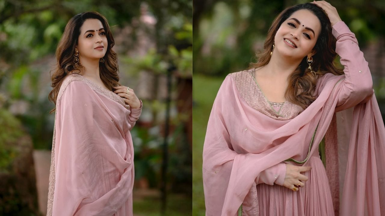 അങ്ങനെ പത്താം ക്ലാസ് ആഗ്രഹം തനിക്ക് സാധ്യമായി എന്നും. അങ്ങനെയാണ് നമ്മൾ ,ക്രോണിക് ബാച്ചിലർ, സ്വപ്നക്കൂട് തുടങ്ങിയവയെല്ലാം സംഭവിക്കുന്നത് എന്നും ഭാവന.നമ്മൾ എന്ന സിനിമയിലെ പ്രകടനത്തിനായി സംസ്ഥാന സർക്കാരിന്റെ സ്പെഷ്യൽ ജൂറി അവാർഡ് ലഭിച്ചപ്പോൾ അതിന്റെ സീരിയസ്നസ് പോലും തനിക്ക് മനസ്സിലായിരുന്നില്ല.(PHOTO: INSTAGRAM) 