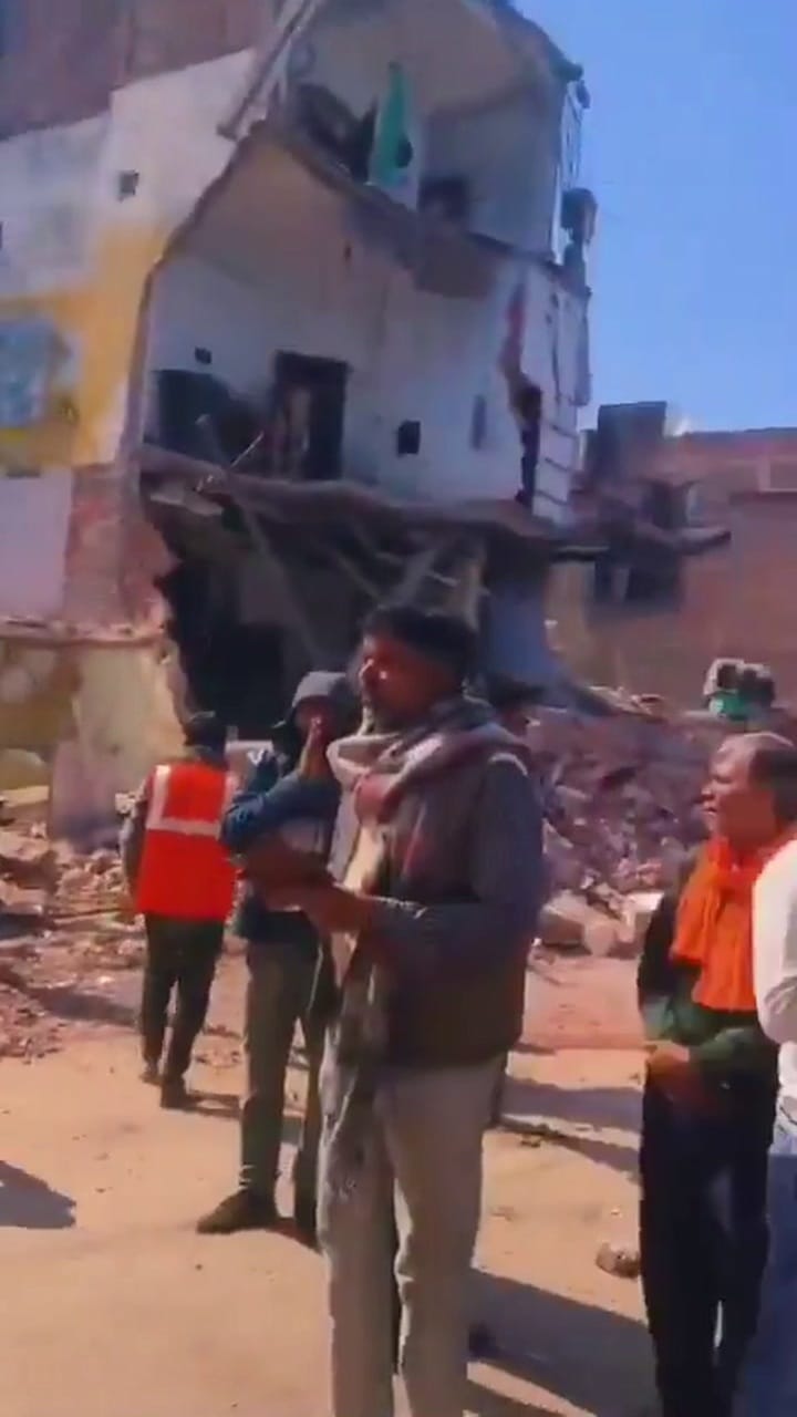 സേഫ്റ്റിക്ക് പുല്ലുവില; മൂന്ന് നില കെട്ടിടം പൊളിക്കുന്നത് കണ്ടോ?