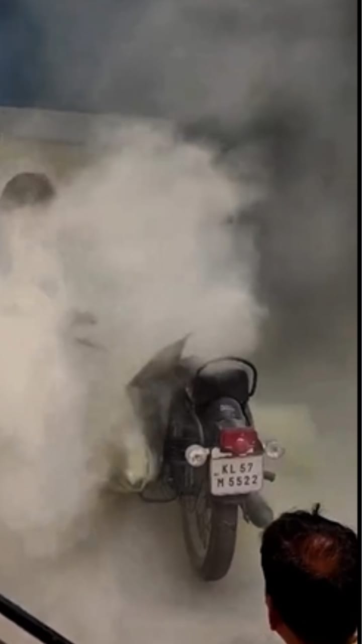 ബുള്ളറ്റിന് തീ പിടിച്ചു, അണയ്ക്കാൻ ഒടുവിൽ