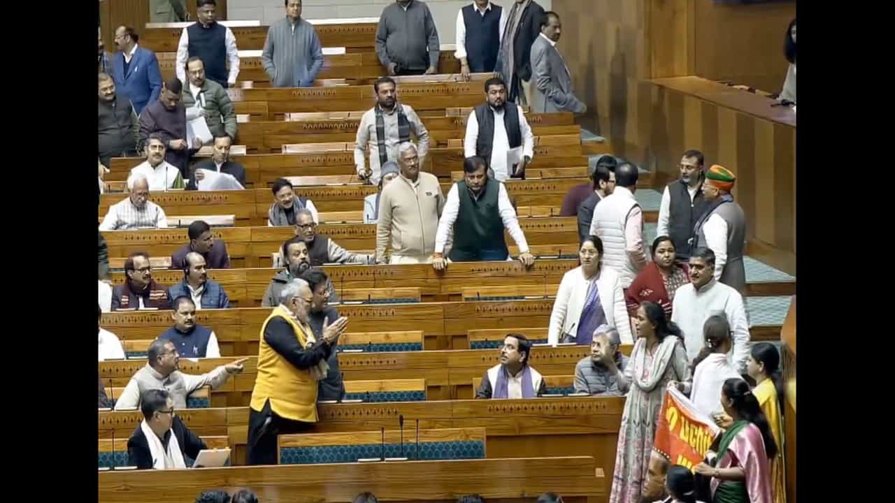 സഭയിൽ നാടകീയ രംഗങ്ങള്‍; പ്രധാനമന്ത്രിയുടെ ഇരിപ്പിടം വളഞ്ഞ് പ്രതിപക്ഷം! അമ്പരപ്പിക്കുന്ന ദൃശ്യങ്ങൾ