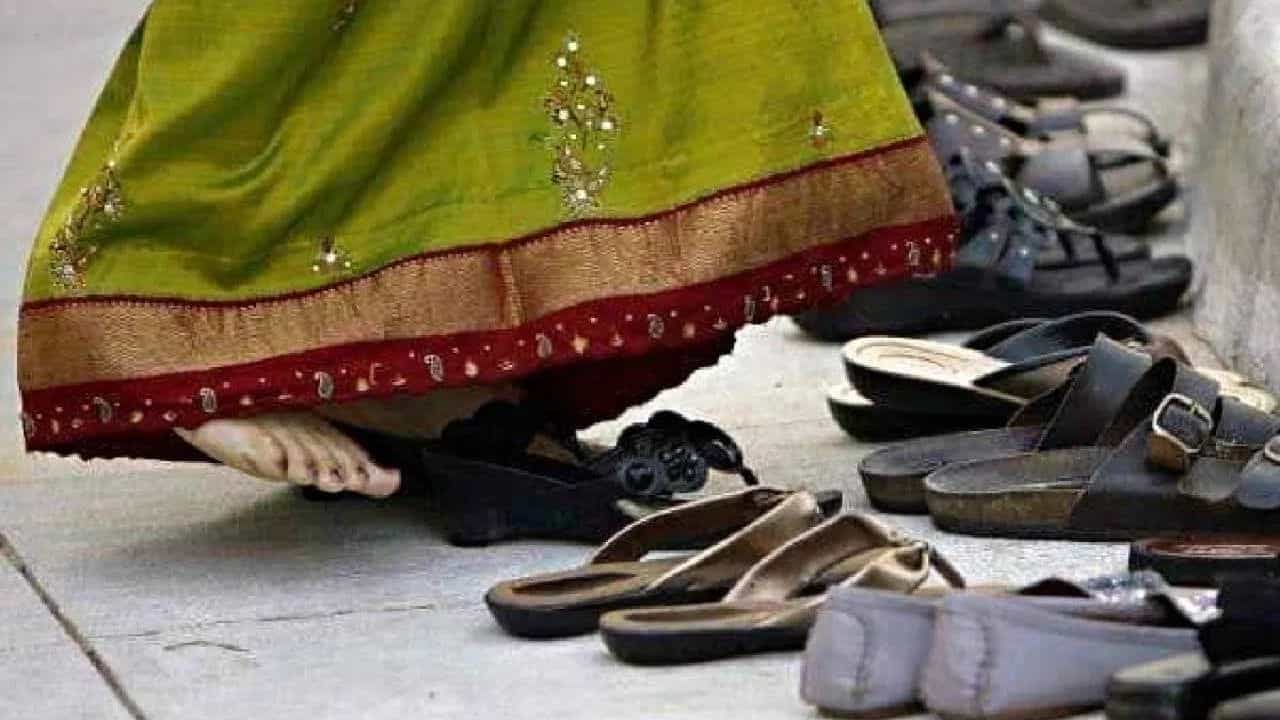 Astrology 2026: അമ്പലത്തിൽ വെച്ച് ചെരുപ്പ് കാണാതായോ? സൂചന ഇത്