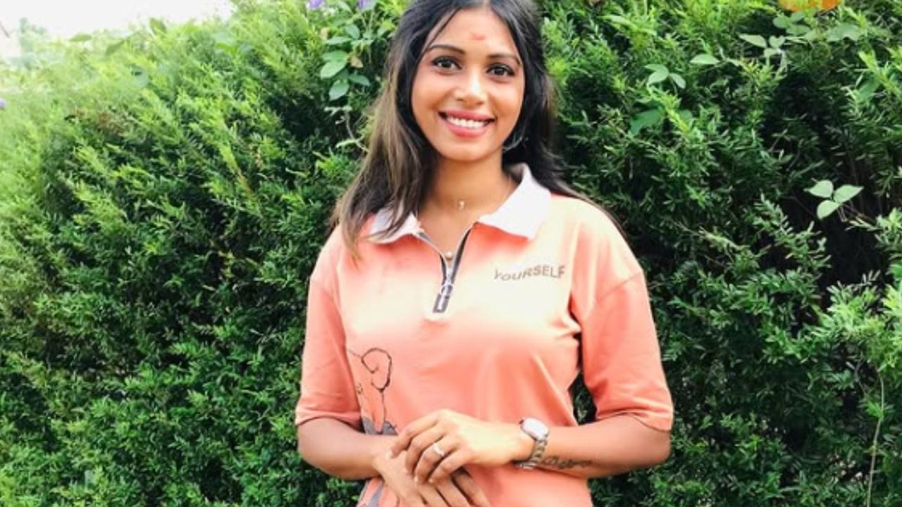 ആ ബന്ധത്തിൽ നാലു വയസ്സുള്ള ഒരു മകനും ചിന്നുവിന് ഉണ്ട്. ഇവരുടെ മരണവുമായി ബന്ധപ്പെട്ട് അടുത്ത സുഹൃത്തുക്കളെയും പോലീസ് ചോദ്യം ചെയ്തു വരികയാണ്. മാത്രമല്ല യുവതിക്ക് ലഹരി ഇടപാട് സംഘവുമായി ബന്ധമുണ്ടോ എന്ന കാര്യത്തിലും പോലീസ് വ്യക്തത വരുത്തും. ഇതിനായി ഇവർ താമസിച്ചിരുന്ന കാസർഗോഡ് ചൗക്കീലെ വാടകവീട്ടിൽ എത്തിയവരെ കുറിച്ചും പോലീസ് അന്വേഷണം പുരോഗമിക്കുകയാണ്. (PHOTO: INSTAGRAM)