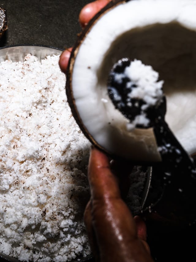 ചിരവയുടെ ആവശ്യമില്ല, തേങ്ങ ചിരകാന്‍ ഇതാ എളുപ്പവഴികള്‍