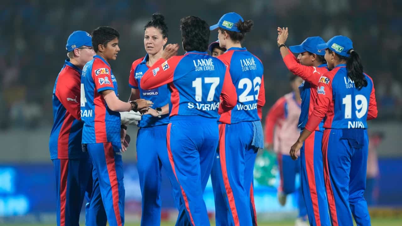 WPL 2026: യുപി വാരിയേഴ്സിനെ 122 റൺസിലൊതുക്കി ഡൽഹി; ജയിച്ചാൽ മുംബൈയെ മറികടന്ന് പ്ലേഓഫിൽ