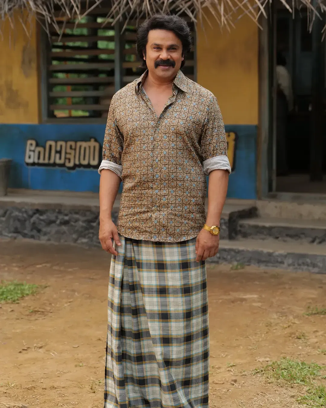 കുടുംബപ്രേക്ഷകരുടെ മനസില് അതിവേഗം ഇടംനേടിയ നടന്മാരാണ് ദിലീപും ജയറാമും. ഒരുകാലത്ത് ഇരുവരും ചെയ്തിരുന്ന സിനിമകളാണ് വന് സ്വീകാര്യതയാണ് ലഭിച്ചിരുന്നത്. നടി ആക്രമിക്കപ്പെട്ട കേസിനും മുമ്പ് തന്നെ ദിലീപിനോടുള്ള പ്രേക്ഷക സ്നേഹം കുറഞ്ഞ് തുടങ്ങിയിരുന്നു. ഒരുപക്ഷെ മഞ്ജു വാര്യര്-ദിലീപ് വിവാഹമോചനം തന്നെയാകാം അതിന് പ്രധാന കാരണം. (Image Credits: Instagram)