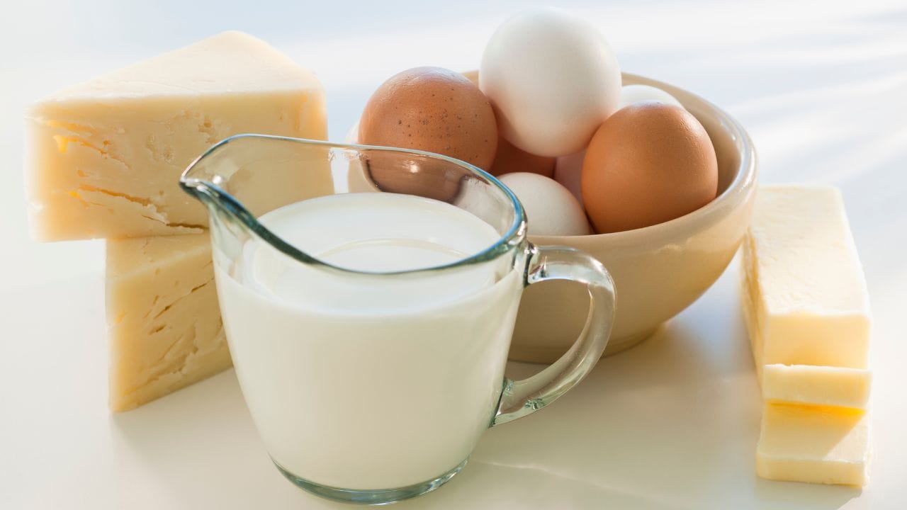 വയറുനിറയെ ഭക്ഷണം കഴിക്കുന്നതിന് പകരം ഇടയ്ക്കിടെ ലഘുഭക്ഷണങ്ങള് കഴിക്കുന്നതാണ് നല്ലത്. ധാരാളം വെള്ളവും ഇതിനോടൊപ്പം കുടിക്കണം. തണ്ണിമത്തന്, ഓറഞ്ച്, മധുരനാരങ്ങ, മസ്ക്മെലന് എന്നിങ്ങനെയുള്ള പഴങ്ങള് ഡയറ്റില് ഉള്പ്പെടുത്താം. തിളപ്പിച്ചാറിയ വെള്ളം, നാരങ്ങാ വെള്ളം, കരിക്കിന് വെള്ളം തുടങ്ങിയവയും കുടിക്കാവുന്നതാണ്.