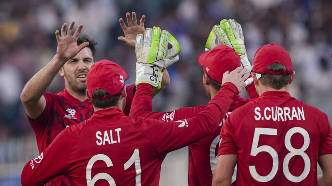 കുഞ്ഞന്‍ ടീമുകള്‍ക്കെതിരെ പോലും മികച്ച പ്രകടനം പുറത്തെടുക്കാന്‍ ഇംഗ്ലണ്ട് ബൗളര്‍മാര്‍ക്ക് സാധിക്കുന്നില്ല. ബാറ്റര്‍മാരില്‍ ഫിള്‍ സാള്‍ട്ടിനും, ജോസ് ബട്ട്‌ലര്‍ക്കും പ്രതീക്ഷയ്‌ക്കൊത്ത് ഉയരാനാകുന്നില്ല. ഇംഗ്ലണ്ടിനെ അലട്ടുന്നതും ഈ പ്രശ്‌നങ്ങളാണ് (Image Credits: PTI).