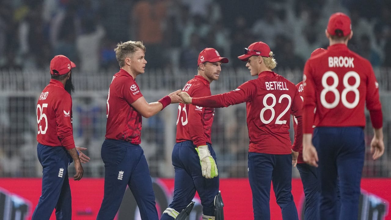 നേപ്പാളിനെതിരെ നടന്ന മത്സരത്തില്‍ വെറും നാല് റണ്‍സിനായിരുന്നു ഇംഗ്ലണ്ടിന്റെ ജയം. ആ മത്സരത്തില്‍ ആദ്യം ബാറ്റു ചെയ്ത ഇംഗ്ലണ്ട് 20 ഓവറില്‍ നേടിയത് ഏഴു വിക്കറ്റ് നഷ്ടത്തില്‍ 184 റണ്‍സ്. നേപ്പാളിന്റെ പോരാട്ടം ആറു വിക്കറ്റിന് 180 എന്ന നിലയില്‍ അവസാനിച്ചു (Image Credits: PTI).