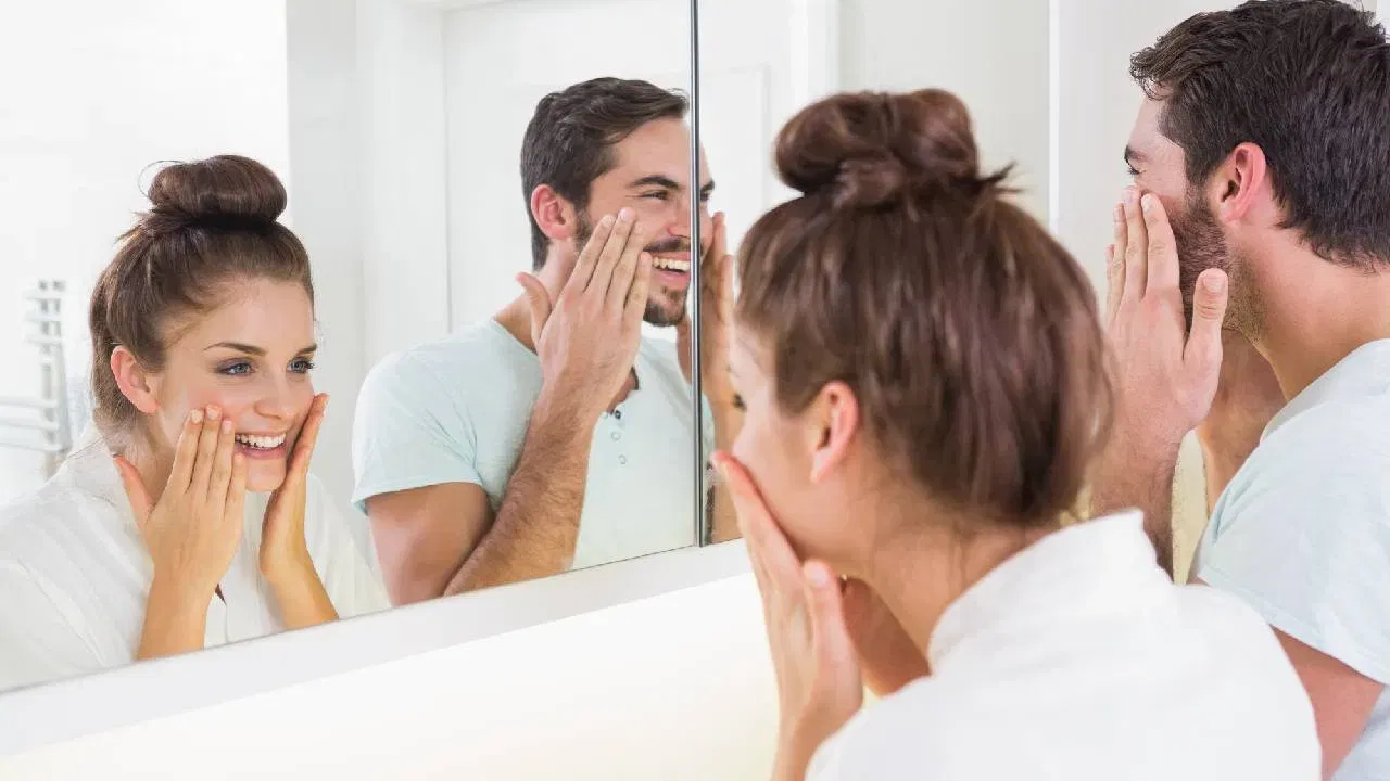 ചർമ്മത്തിലെ സ്വാഭാവിക എണ്ണമയം നഷ്ടപ്പെടുത്താതെ തന്നെ ചർമ്മത്തെ ഹൈഡ്രേറ്റ് ചെയ്യാനും മൃദുവായി നിലനിർത്താനും ചുളിവുകൾ കുറയ്ക്കാനും വെളിച്ചെണ്ണ സഹായിക്കുന്നു.