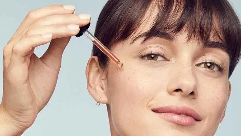 ഫേസ് വാഷുകൾ ഉപയോഗിക്കുന്നതിനു മുമ്പ് വെളിച്ചെണ്ണ ഉപയോഗിക്കുന്നത് ചർമ്മത്തിലെ മേക്കപ്പ്, അഴുക്ക്, മറ്റ് മാലിന്യങ്ങൾ എന്നിവ എളുപ്പത്തിൽ നീക്കം ചെയ്യാൻ സഹായിക്കും.