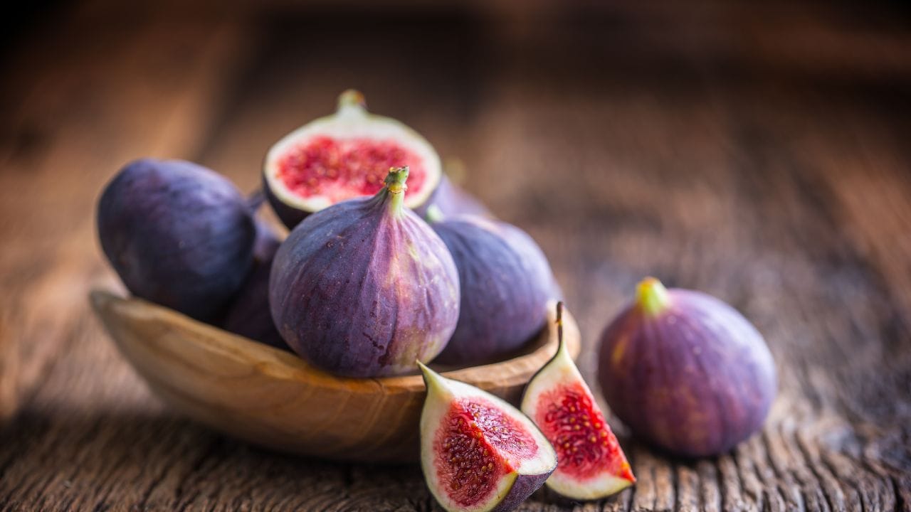 പരീക്ഷയില് ഉയര്ന്ന മാര്ക്ക് വാങ്ങിക്കണമെങ്കില് ശരീരത്തിന് ഊര്ജം ആവശ്യമാണ്. ശരീരത്തിന് ആവശ്യമായ പോഷകങ്ങള് അടങ്ങിയ ഭക്ഷണങ്ങളാണ് പരീക്ഷാകാലത്ത് കഴിക്കേണ്ടത്. പ്രഭാത ഭക്ഷണമായി ആവിയില് വേവിച്ചെടുത്തവ കഴിക്കാം. ഇവയോടൊപ്പം പാല്, മുട്ട, പയറുവര്ഗങ്ങള് എന്നിവ കഴിക്കാവുന്നതാണ്.