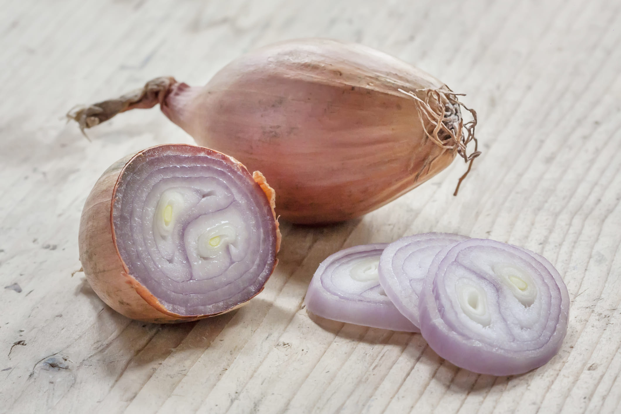 ഉള്ളി വൃത്തിയാക്കി കഴിഞ്ഞാൽ കൈകളിൽ ഉള്ളിയുടെ മണം തങ്ങിനിൽക്കുന്നത് ഒഴിവാക്കാൻ കുറച്ച് നാരങ്ങാനീരോ അല്ലെങ്കിൽ ഉപ്പോ ഉപയോഗിച്ച് കൈകൾ കഴുകുക. ഇത് ദുർഗന്ധം പൂർണ്ണമായും ഇല്ലാതാക്കും. കൂടാതെ ഉപയോഗിച്ച കോഫി പൗഡറോ അല്ലെങ്കിൽ സാധാരണ കോഫി പൗഡറോ കൈകളിൽ ഇട്ട് തിരുമ്മുന്നത് ഉള്ളിമണം മാറ്റാനുള്ള മികച്ച വഴിയാണ്. കോഫിയുടെ ശക്തമായ ഗന്ധം ഉള്ളിമണത്തെ ഇല്ലാതാക്കും.