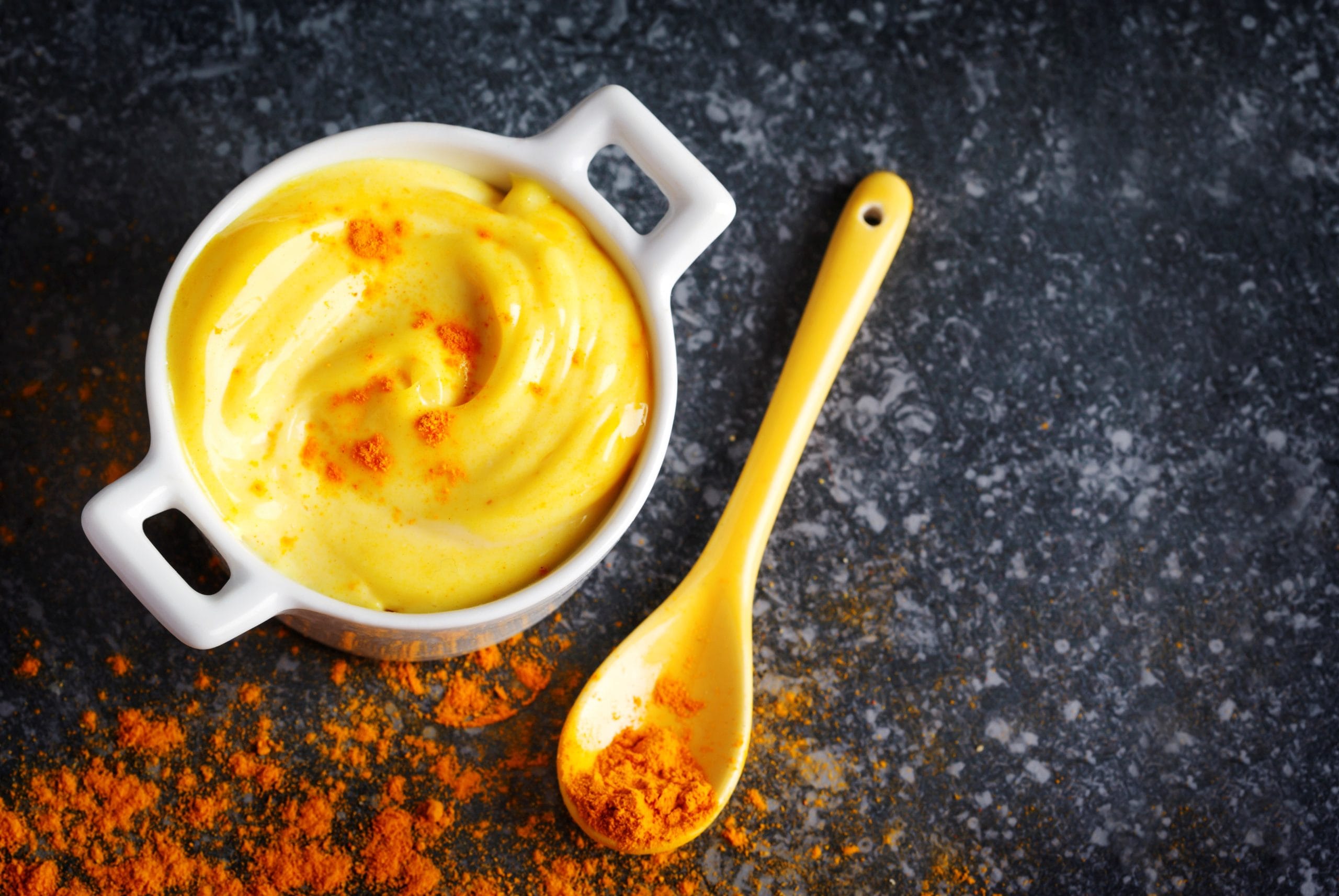 അടുത്തിടെ സോഷ്യൽ മീഡിയയിൽ വൈറലായ ഒരു വീഡിയോ അവകാശപ്പെടുന്നത് മഞ്ഞൾ, കുരുമുളക്, നെയ്യ് എന്നിവ ചേർത്ത ഒരു പാനീയത്തിന് പിസിഒഡി ഫലപ്രദമായി ഭേദമാക്കാൻ കഴിയുമെന്നാണ്. അടുക്കളയിലെ ഈ നിസ്സാര കൂട്ടുകൾ ഹോർമോൺ സന്തുലിതാവസ്ഥ വീണ്ടെടുക്കുമെന്ന് പലരും വിശ്വസിക്കുന്നു. എന്നാൽ ഇതിൽ എത്രത്തോളം വാസ്തവമുണ്ട്? ഈ പ്രകൃതിദത്ത മിശ്രിതം ശരിക്കും പിസിഒഡിയെ സുഖപ്പെടുത്തുമോ അതോ വെറുമൊരു മിത്ത് മാത്രമാണോ? നമുക്ക് പരിശോധിക്കാം.
