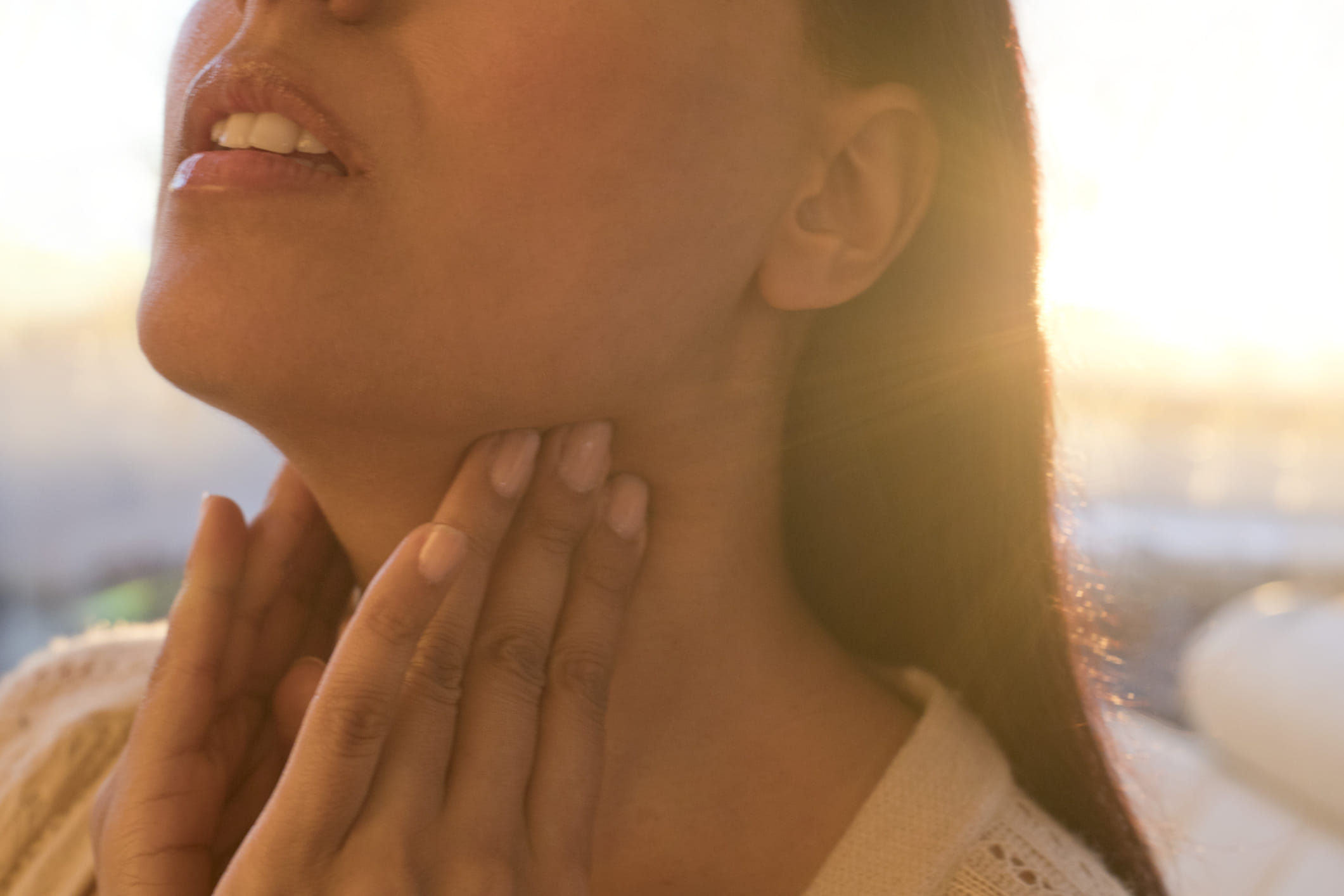 ഇഞ്ചിയിലടങ്ങിയിരിക്കുന്ന ജിഞ്ചറോൾ എന്ന ഘടകത്തിന് മികച്ച ആൻ്റി-ഇൻഫ്ലമേറ്ററി ഗുണങ്ങളുണ്ട്. ഇത് തൈറോയിഡ് ഗ്രന്ഥിക്കുണ്ടാകുന്ന വീക്കം കുറയ്ക്കാൻ സഹായിക്കുന്നു. ഹൈപ്പോതൈറോയിഡിസം ഉള്ളവരിൽ മെറ്റബോളിസം വർദ്ധിപ്പിക്കാനും ഇഞ്ചി മികച്ചതാണ്. ദിവസവും ഇഞ്ചി ചായയോ ഭക്ഷണത്തിൽ ഇഞ്ചി ചേർക്കുകയോ ചെയ്യുന്നത് ശീലമാക്കാം. 