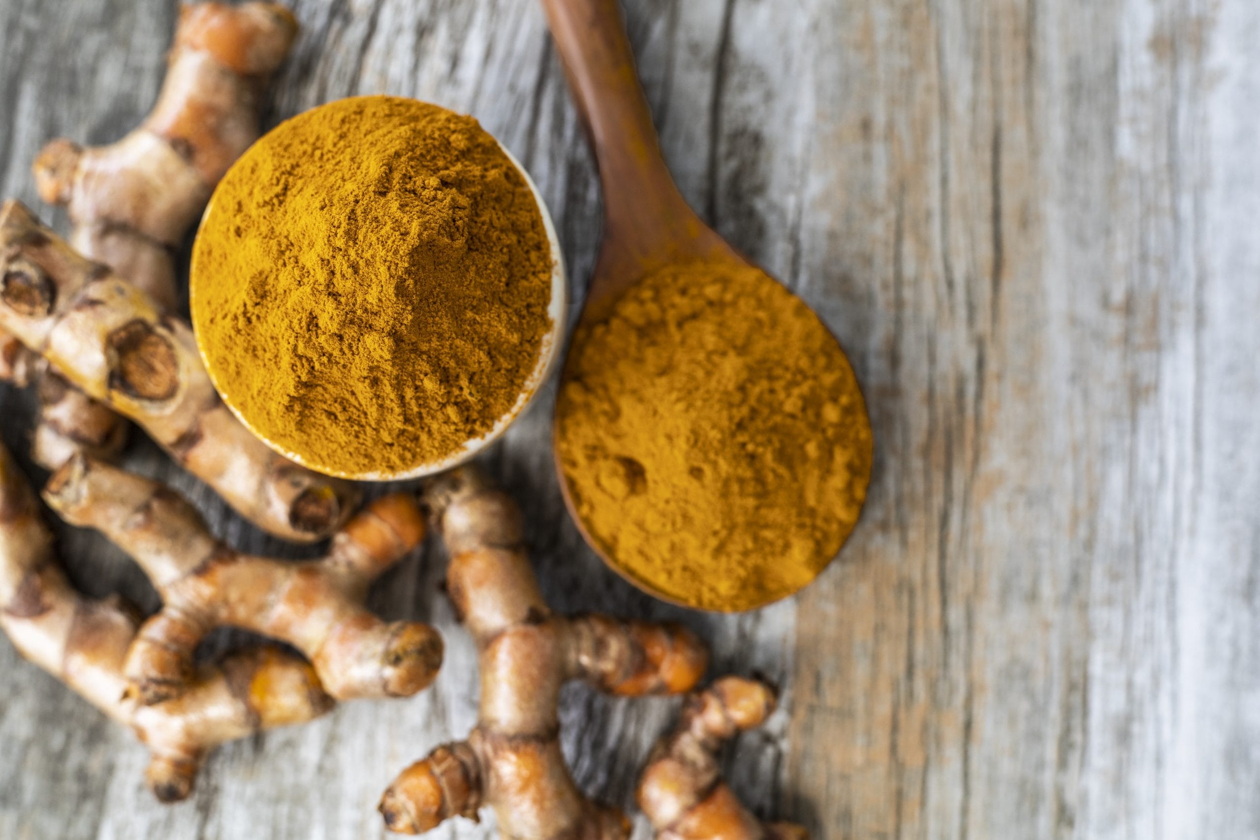 മഞ്ഞളിൽ അടങ്ങിയിരിക്കുന്ന കുർക്കുമിൻ വീക്കം കുറയ്ക്കാൻ സഹായിക്കുന്ന ഒന്നാണ്. പിസിഒഡിയുടെ ഭാഗമായുള്ള ഇൻസുലിൻ പ്രതിരോധം കുറയ്ക്കാൻ ഇതിന് കഴിഞ്ഞേക്കുമെന്നും ചില ഗവേഷണങ്ങൾ സൂചിപ്പിക്കുന്നു. മഞ്ഞളിലെ കുർക്കുമിൻ ശരീരം ഫലപ്രദമായി ആഗിരണം ചെയ്യാൻ കുരുമുളകിലെ 'പൈപ്പറിൻ' അത്യാവശ്യമാണ്. നെയ്യ് ആരോഗ്യകരമായ കൊഴുപ്പാണെങ്കിലും ഇതിൻ്റെ അമിത ഉപയോഗം ദോഷകരമാണ്. കാരണം ഒരു ടീസ്പൂൺ നെയ്യിൽ 45 കലോറിയിൽ കൂടുതൽ അടങ്ങിയിട്ടുണ്ട്. ഇത് ശരീരഭാരം വർദ്ധിപ്പിക്കാൻ കാരണമാകും.
