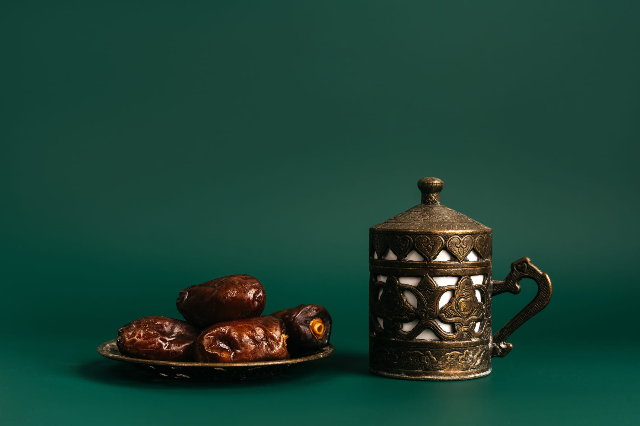 ഒരു ദിവസം മുഴുവൻ നീണ്ടുനിൽക്കുന്ന വ്രതാനുഷ്ഠാനത്തിന് ശേഷം ശരീരത്തിലെ ഗ്ലൂക്കോസ് നില വളരെ കുറഞ്ഞ നിലയിലായിരിക്കും കാണപ്പെടുക. ഈന്തപ്പഴത്തിൽ അടങ്ങിയിരിക്കുന്ന പ്രകൃതിദത്ത പഞ്ചസാരകളായ ഫ്രക്റ്റോസും ഗ്ലൂക്കോസും രക്തത്തിലേക്ക് നേരിട്ട് കലരുകയും ശരീരത്തിന് പെട്ടെന്ന് ഊർജ്ജം നൽകുകയും ചെയ്യുന്നു. നിങ്ങളിലെ ക്ഷീണം മാറ്റാൻ ഇതിലും നല്ലൊരു വഴി വേറെയില്ല എന്നതാണ് സത്യം. 
