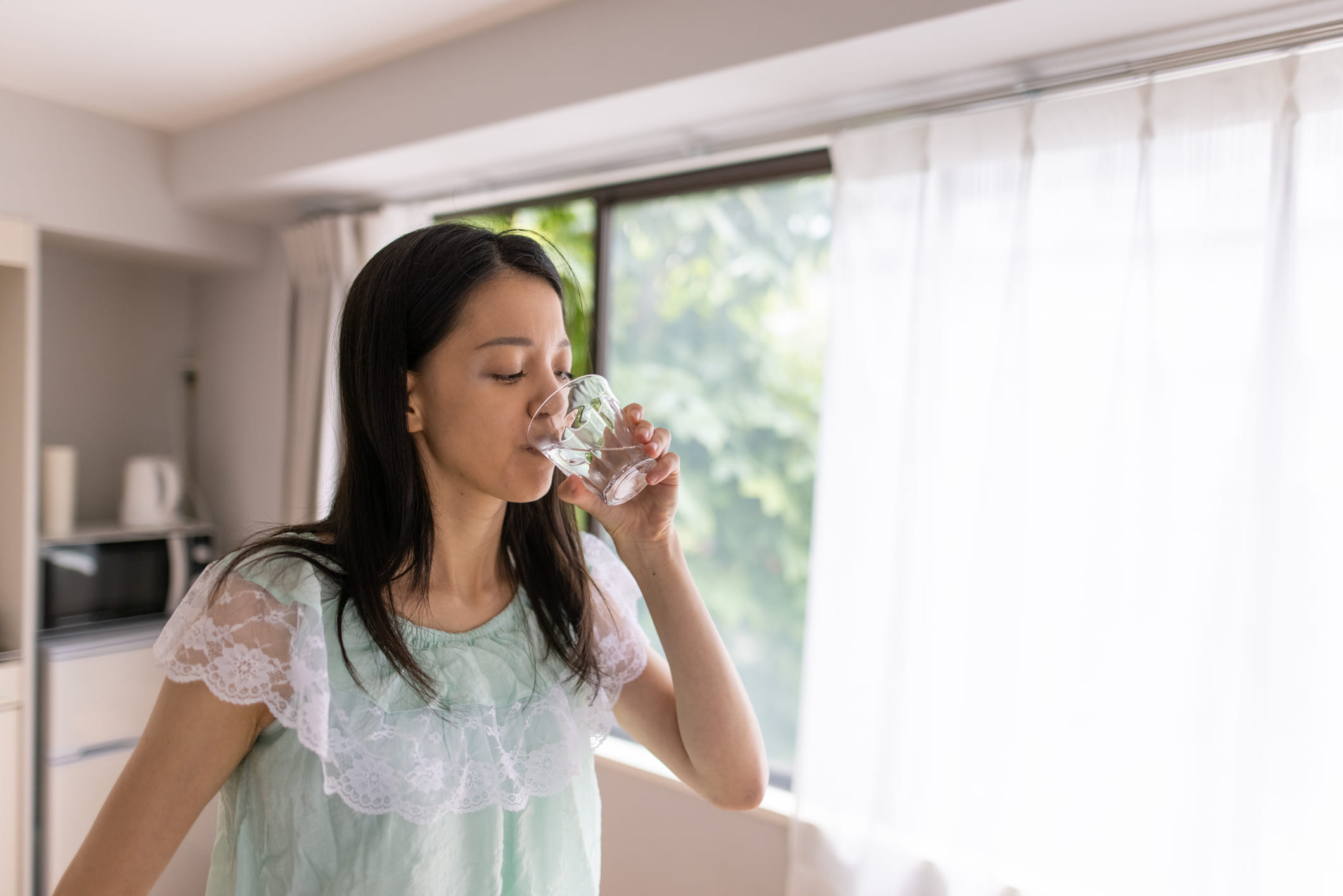 ഉറക്കമുണർന്ന ഉടൻ വെള്ളം കുടിക്കുന്നത് ആരോ​ഗ്യകരമായ ഒരു ശീലമാണ്. രാവിലെ ഇളം ചൂടുള്ള വെള്ളം കുടിക്കുന്നതാണ് ഏറ്റവും ​ഗുണം ചെയ്യുന്നത്. ഇത് പേശികളെ അയയ്ക്കാനും ദഹനം സുഗമമാക്കാനും സഹായിക്കുന്നു. തണുത്ത വെള്ളം കുടിക്കുന്നത് ചിലപ്പോൾ ദഹനപ്രക്രിയയെ സാവധാനത്തിലാക്കാം.  എന്നാൽ, എത്ര വെള്ളം കുടിക്കണം എന്നതിനെക്കുറിച്ച് പലർക്കും കൃത്യമായ ധാരണയില്ല. (Image Credits: Getty Images)
