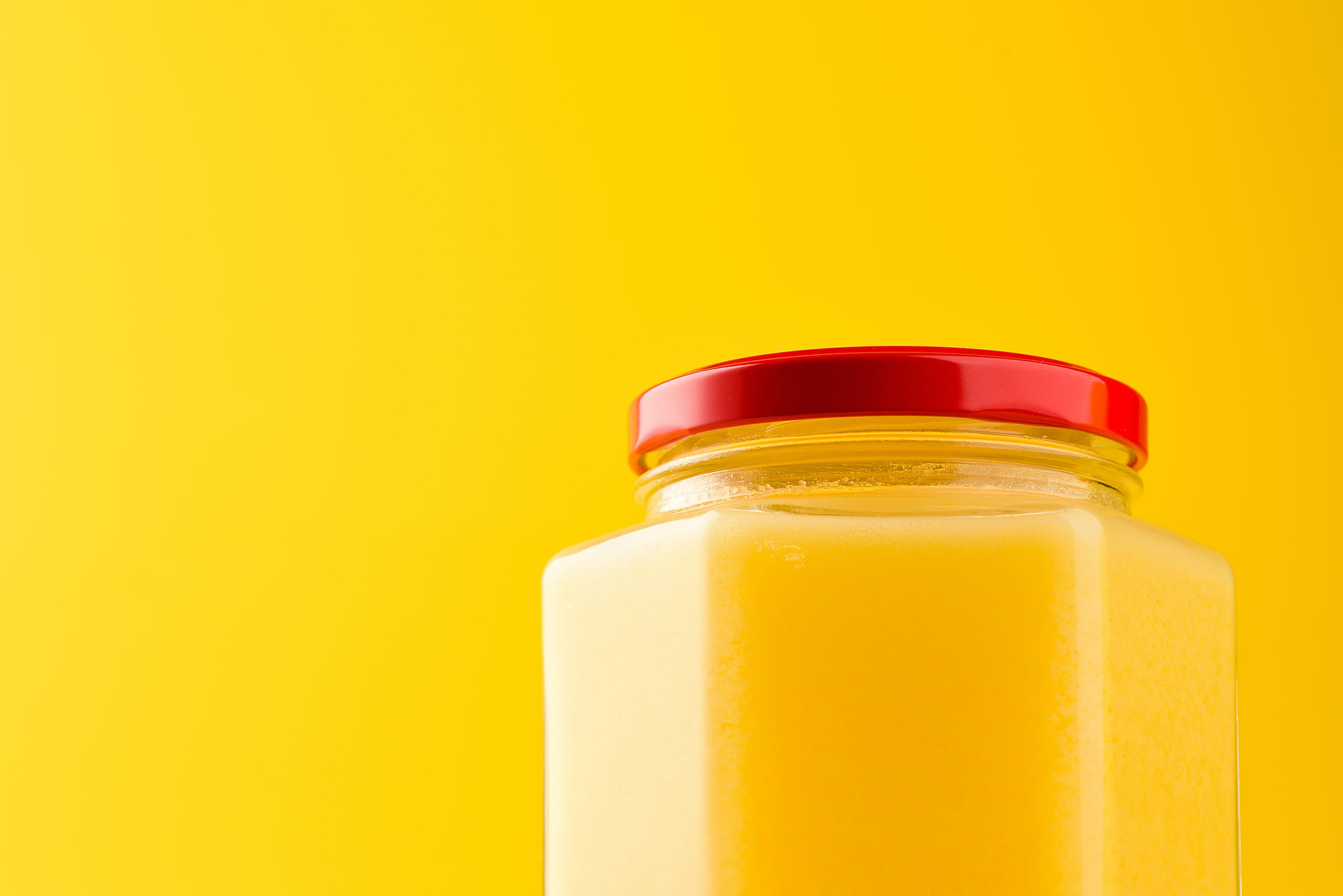 വിറ്റാമിൻ എ, ഡി, ഇ, കെ എന്നിവയുടെ സമ്പന്നമായ ഉറവിടമാണ് ശുദ്ധമായ പശുവിൻ നെയ്യ്. ഇവ കൊഴുപ്പിൽ ലയിക്കുന്ന വിറ്റാമിനുകൾ ആയതിനാൽ, ഭക്ഷണത്തോടൊപ്പം നെയ്യ് ചേർക്കുന്നത് ഈ പോഷകങ്ങൾ ശരീരം ആഗിരണം ചെയ്യുന്നത് എളുപ്പമാക്കുന്നു. കാഴ്ചശക്തി വർദ്ധിപ്പിക്കാനും അസ്ഥികളുടെ ആരോഗ്യത്തിനും ഏറ്റവും നല്ലതാണ്.