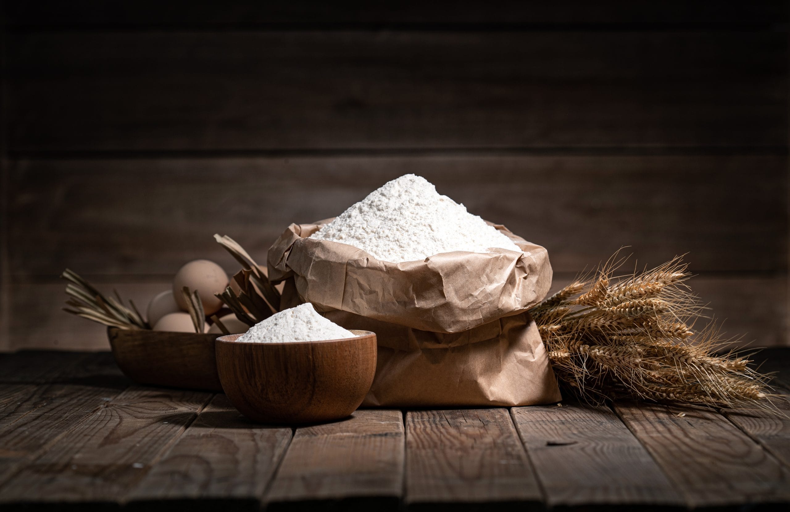 ഗോതമ്പുപൊടി സൂക്ഷിക്കാൻ വായു കടക്കാത്ത സ്റ്റീൽ പാത്രങ്ങളോ ഗ്ലാസ് ജാറുകളോ ഉപയോഗിക്കുന്നതാണ് എപ്പോഴും നല്ലത്. ഈർപ്പം അകത്ത് കടക്കാതിരിക്കുന്നത് പൂപ്പൽ തടയാൻ സഹായിക്കും. നനവില്ലാത്ത പാത്രമാണെന്ന് ഉറപ്പുവരുത്തിയ ശേഷം മാത്രമെ പൊടി അതിലേക്ക് മാറ്റാവൂ. നനഞ്ഞതാണെങ്കിൽ നന്നായി ഉണക്കിയ ശേഷമേ പൊടി അതിലേക്ക് മാറ്റാകൂ. 
