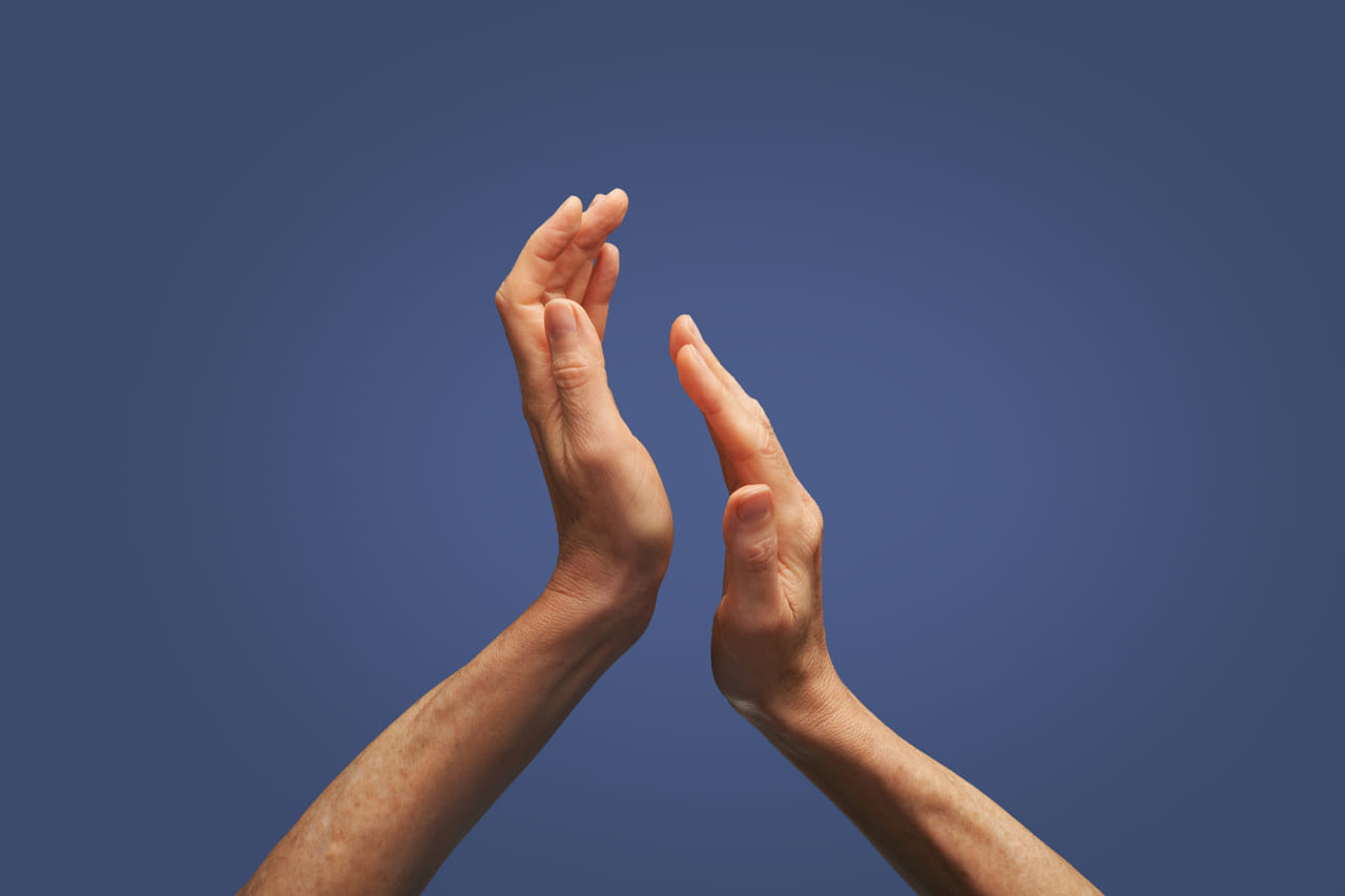 നല്ല ആരോഗ്യം തേടി യോഗയ്ക്കും, ജിമ്മിലെ കഠിനമായ വ്യായാമങ്ങളിലും മണിക്കൂറുകൾ ചെലവഴിക്കുന്നവരാണ് നമ്മളിൽ പലരും. നമ്മൾ മനസ്സിൽ പോലും വിചാരിക്കാത്ത ചില ശീലങ്ങൾ നമ്മുടെ ഹൃദയാരോ​ഗ്യത്തെയും മൊത്തതിലുള്ള ആരോ​ഗ്യത്തെയും വളരെയധികം സ്വാധീനിക്കാറുണ്ട്. കൈകൊട്ടുന്നത് പോലുള്ള ലളിതമായ  പ്രവൃത്തിയിലൂടെ എങ്ങനെ ആരോ​ഗ്യം വീണ്ടെടുക്കാമെന്ന് നമുക്ക് നോക്കാം. (Image Credits: Getty Images)
