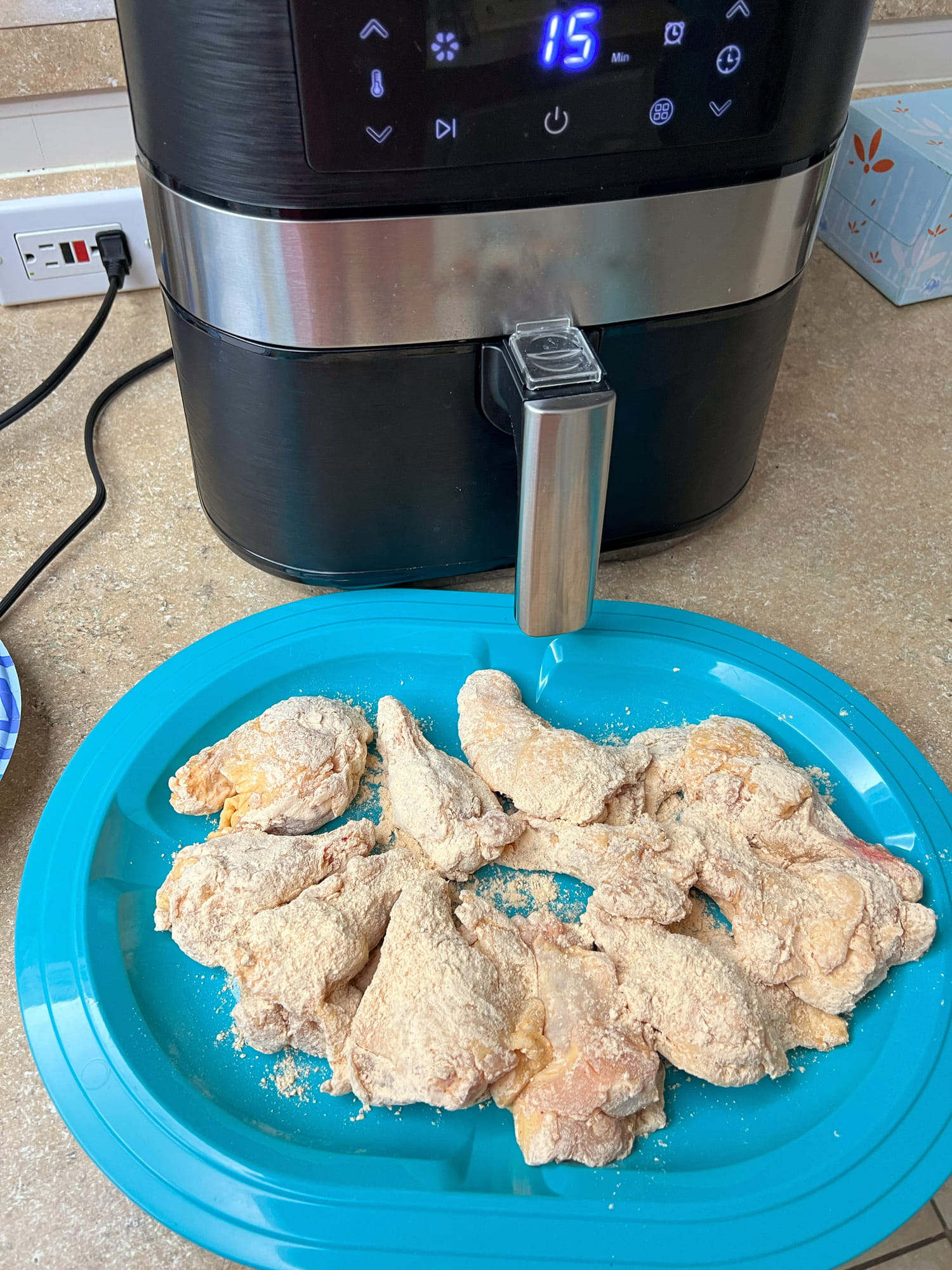 പാചകം തുടങ്ങി ഏകദേശം പകുതി സമയം കഴിയുമ്പോൾ (ഉദാഹരണത്തിന് 20 മിനിറ്റാണ് സമയമെങ്കിൽ 10-ാം മിനിറ്റിൽ) ബാസ്കറ്റ് പുറത്തെടുത്ത് ചിക്കൻ മറിച്ചിടാൻ ശ്രദ്ധിക്കണം. ഇത് എല്ലാ വശങ്ങളും ഒരുപോലെ വേവാനും ക്രിസ്പി ആകാനും സഹായിക്കും. കൂടാതെ മസാല പുരട്ടുന്നതിന് മുൻപ് ചിക്കനിൽ ചെറിയ വരകൾ ഇട്ടു കൊടുക്കുന്നത് മസാല ഉള്ളിലേക്ക് പിടിക്കാനും ചിക്കൻ വേഗത്തിൽ വെന്തു കിട്ടാനും സഹായിക്കും.
