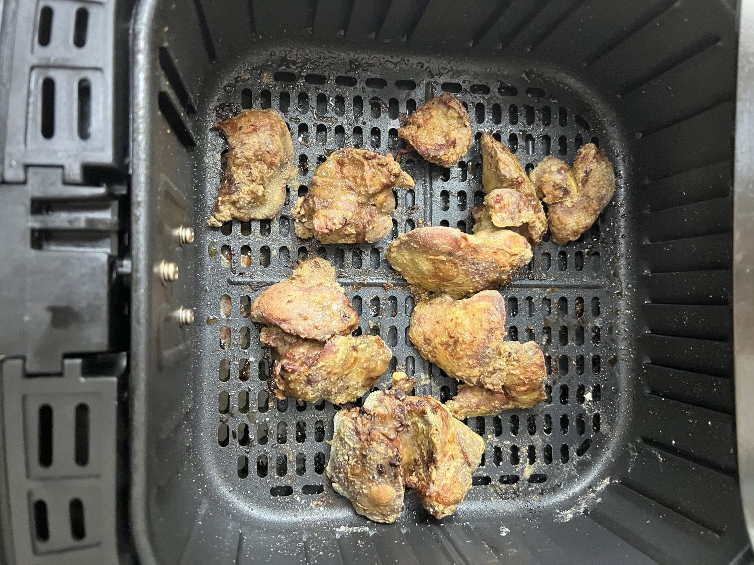 എണ്ണമയമില്ലാത്ത വിഭവങ്ങൾ ഇഷ്ടപ്പെടുന്നവർക്കും ആരോഗ്യകാര്യത്തിൽ ശ്രദ്ധിക്കുന്നവർക്കും എയർ ഫ്രയർ വലിയൊരു അനു​ഗ്രഹമാണ്. എന്നാൽ ചിക്കൻ പാചകം ചെയ്യുമ്പോൾ അത് കരിഞ്ഞുപോകാതെയും ഉണങ്ങിപ്പോകാതെയും (Dry ആവാതെ) ജൂസിയായി കിട്ടാൻ ചില കാര്യങ്ങൾ ശ്രദ്ധിക്കേണ്ടതുണ്ട്. റസ്റ്റോറന്റ് സ്റ്റൈലിൽ സ്വാദുള്ള ചിക്കൻ ഫ്രൈ വീട്ടിൽ തയ്യാറാക്കാൻ ശ്രദ്ധിക്കേണ്ട കാര്യങ്ങൾ എന്തെല്ലാമെന്ന് നോക്കാം. (Image Credits: Getty Images)
