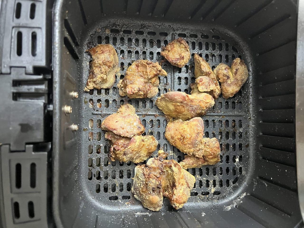 എണ്ണമയമില്ലാത്ത വിഭവങ്ങൾ ഇഷ്ടപ്പെടുന്നവർക്കും ആരോഗ്യകാര്യത്തിൽ ശ്രദ്ധിക്കുന്നവർക്കും എയർ ഫ്രയർ വലിയൊരു അനു​ഗ്രഹമാണ്. എന്നാൽ ചിക്കൻ പാചകം ചെയ്യുമ്പോൾ അത് കരിഞ്ഞുപോകാതെയും ഉണങ്ങിപ്പോകാതെയും (Dry ആവാതെ) ജൂസിയായി കിട്ടാൻ ചില കാര്യങ്ങൾ ശ്രദ്ധിക്കേണ്ടതുണ്ട്. റസ്റ്റോറന്റ് സ്റ്റൈലിൽ സ്വാദുള്ള ചിക്കൻ ഫ്രൈ വീട്ടിൽ തയ്യാറാക്കാൻ ശ്രദ്ധിക്കേണ്ട കാര്യങ്ങൾ എന്തെല്ലാമെന്ന് നോക്കാം. (Image Credits: Getty Images)
