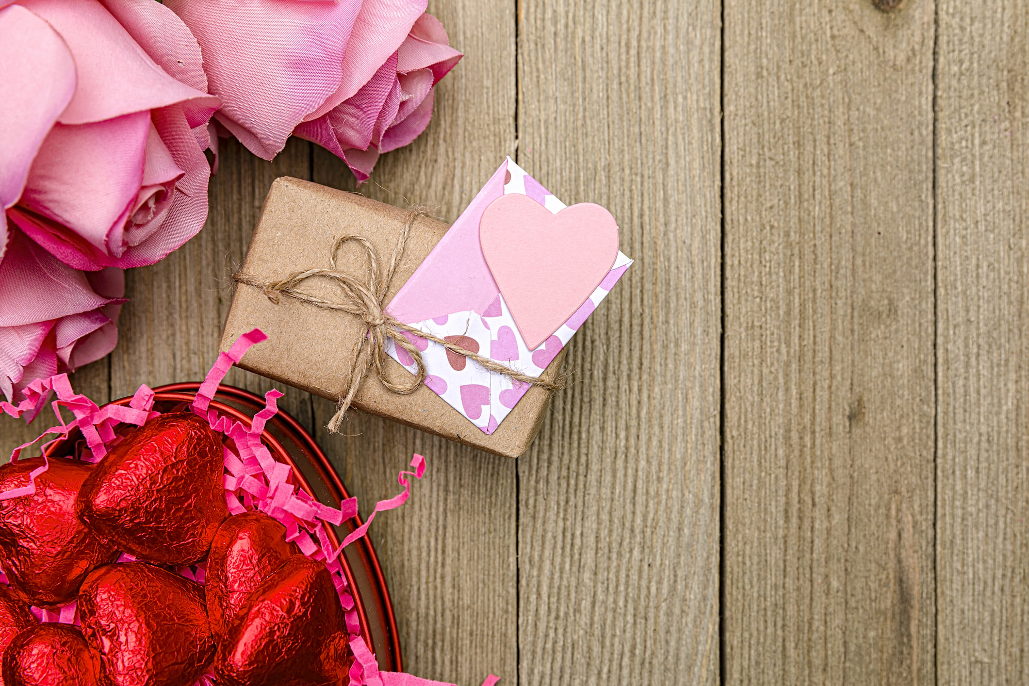 ഫെബ്രുവരി 12 ഹഗ് ഡേ: പങ്കാളിക്ക് സുരക്ഷിതത്വവും സമാധാനവും നൽകുന്ന ഒരു കെട്ടിപ്പിടുത്തം അതാണ് ആറാം ദിവസമായ ഹഗ് ഡേ കൊണ്ട് അർത്ഥമാക്കുന്നത്. വാക്കുകൾക്ക് പറയാൻ കഴിയാത്തത് ആ നിമിഷം കൈമാറും.
