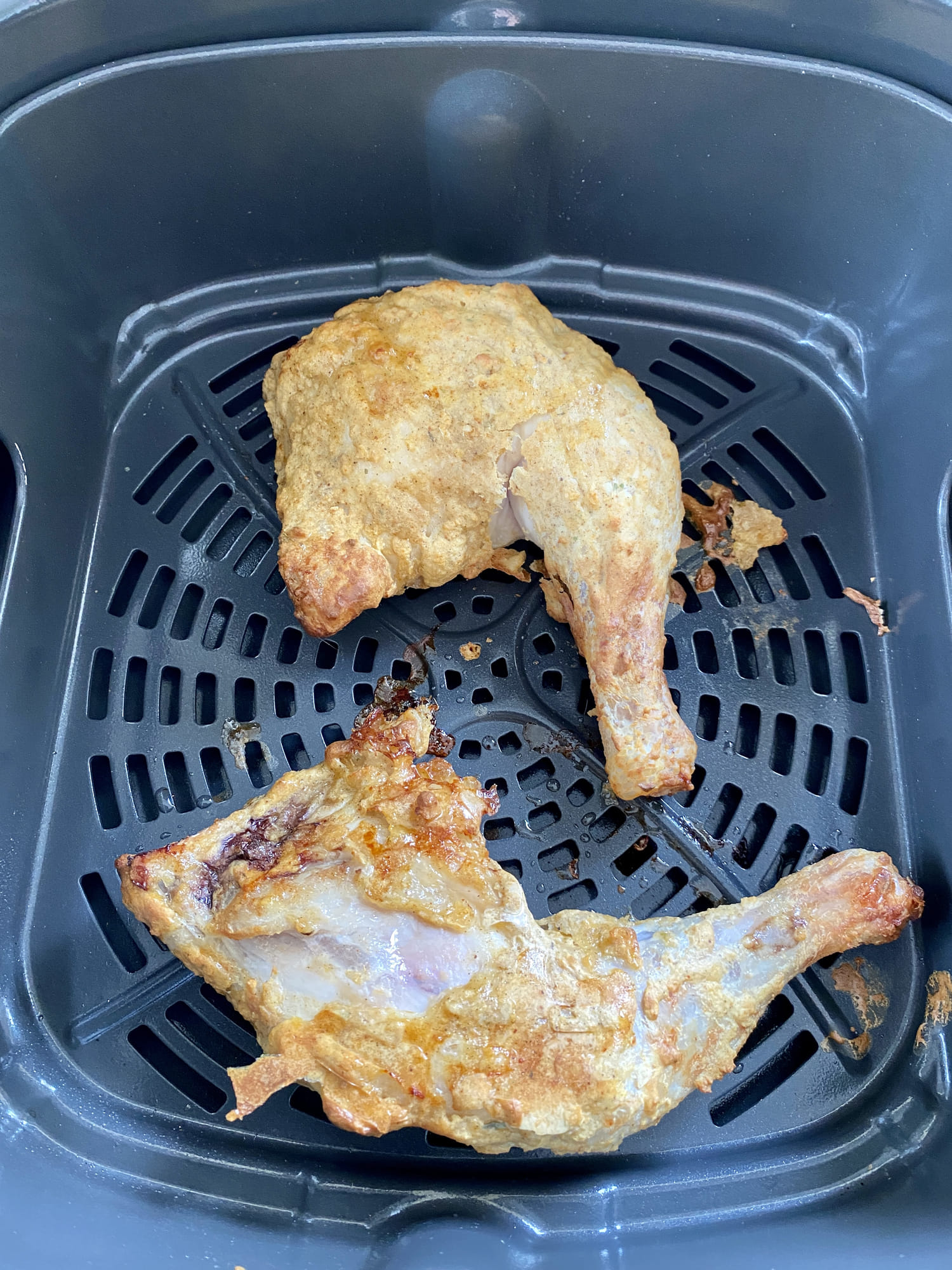 എയർ ഫ്രയറിൻ്റെ ബാസ്കറ്റിൽ ചിക്കൻ കഷ്ണങ്ങൾ ഒന്നിന് മുകളിൽ ഒന്നായി അടുക്കി വെക്കരുത്. ചൂടുവായു എല്ലാ ഭാഗത്തേക്കും ഒരേപോലെ എത്തണമെങ്കിൽ കഷ്ണങ്ങൾക്കിടയിൽ ചെറിയ വിടവ് ഉണ്ടായിരിക്കണം. കൂടുതൽ ചിക്കൻ ഉണ്ടെങ്കിൽ പല തവണകളായി പാചകം ചെയ്യുന്നതാണ് ഏറ്റവും ഉചിതം.
