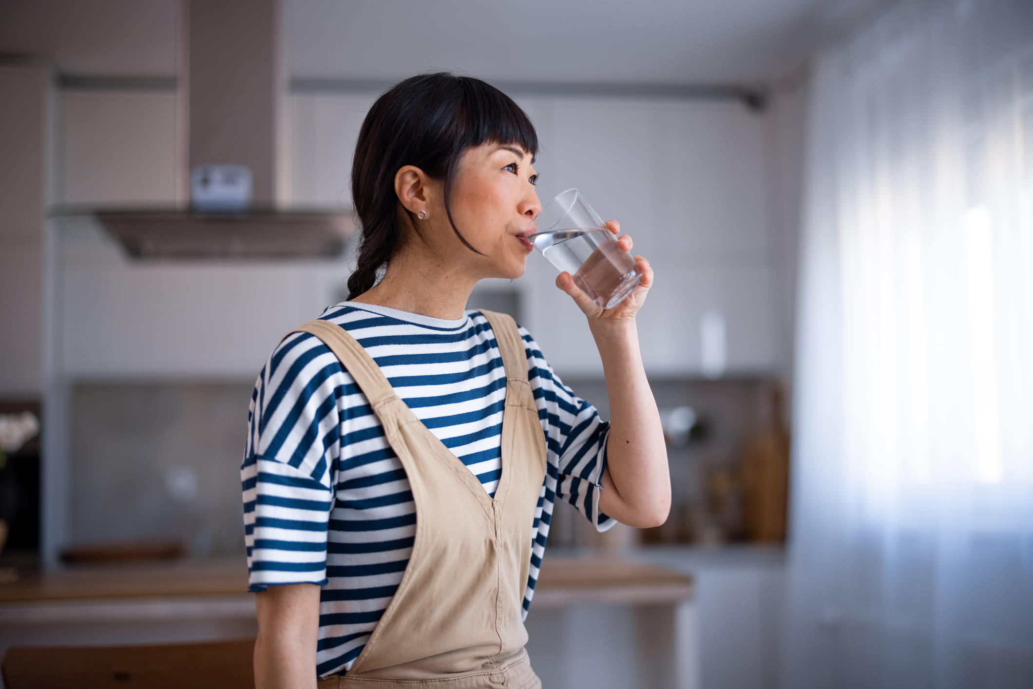 രാത്രിയിൽ ശരീരത്തിൽ അടിഞ്ഞുകൂടിയ വിഷാംശങ്ങളെ പുറന്തള്ളാൻ ഈ ശീലം നിങ്ങളെ സഹായിക്കുന്നു. വെറും വയറ്റിൽ വെള്ളം കുടിക്കുന്നത് മെറ്റബോളിസത്തിൻ്റെ അളവ് ഏകദേശം 24 ശതമാനം വർദ്ധിപ്പിക്കും. ഇത് ശരീഭാരം കുറയ്ക്കാനും സഹായിക്കുന്നു. കുടലിൻ്റെ ആരോ​ഗ്യകരമായ പ്രവർത്തനം സുഗമമാക്കുന്നതിലൂടെ മലബന്ധം ഒഴിവാക്കാൻ ഈ ശീലം മികച്ചൊരു മാർ​ഗമാണ്.
