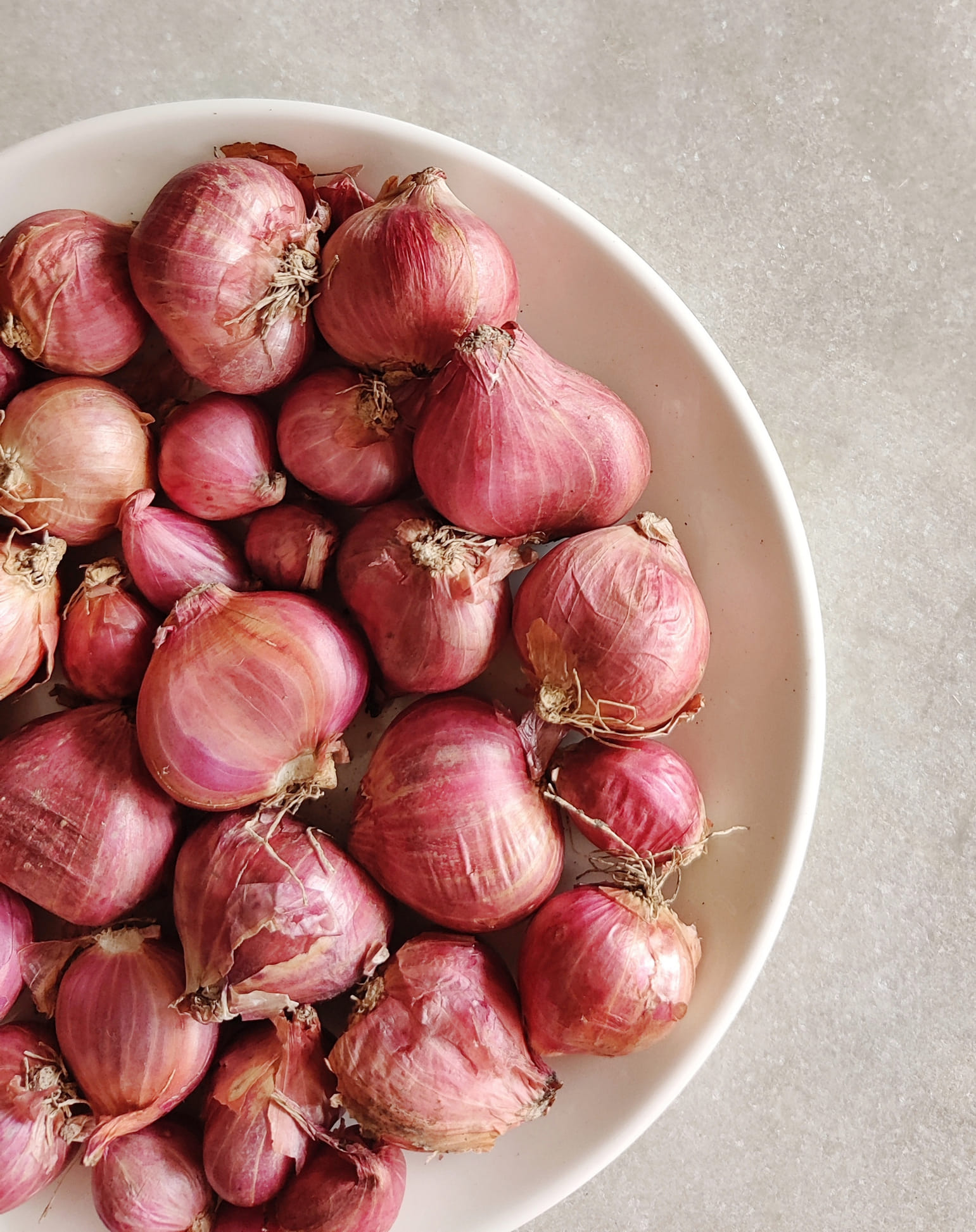 ഫ്രിഡ്ജ് ട്രിക്ക്: ഉള്ളി നന്നാക്കുമ്പോൾ കണ്ണുകളിൽ അസ്വസ്ഥത ഉണ്ടാകുന്നത് തടയാൻ ഈ വഴി പരീക്ഷിക്കാം. ഉള്ളി വൃത്തിയാക്കുന്നതിന് അരമണിക്കൂർ മുൻപ് ഫ്രിഡ്ജിൽ വെക്കുക. ഫ്രീസറിൽ വെക്കരുത്. തണുപ്പ് ഉള്ളിയിലെ സൾഫ്യൂറിക് സംയുക്തങ്ങളുടെ തീവ്രത കുറയ്ക്കുന്നു. ഇത് ഉള്ളി നന്നാക്കുമ്പോൾ കണ്ണ് നീറുന്നതും കണ്ണുനീർ വരുന്നതും തടയും. കൂടാതെ തൊലി കൂടുതൽ എളുപ്പത്തിൽ വിട്ടുപോരാനും ഇത് സഹായിക്കും.
