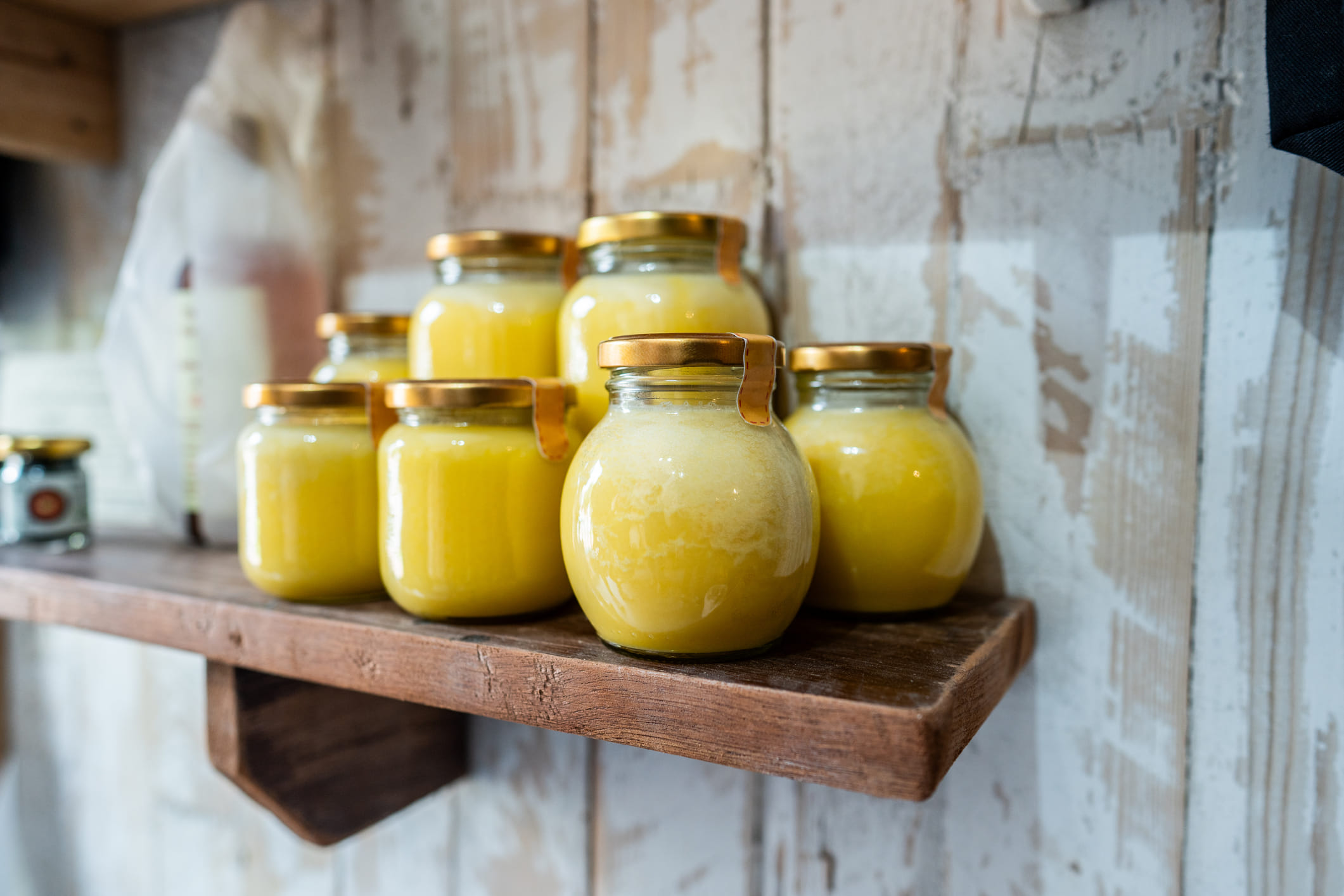 നെയ്യ് കഴിച്ചാൽ തടി കൂടും എന്നത് ഒരു തെറ്റായ ധാരണയാണെന്നാണ് പഠനങ്ങൾ പറയുന്നത്. നെയ്യിലെ സിഎൽഎ (Conjugated Linoleic Acid) ശരീരത്തിലെ കൊഴുപ്പ് ഇല്ലാതാക്കാൻ സഹായിക്കുന്നു. ഇതിലെ മീഡിയം ചെയിൻ ഫാറ്റി ആസിഡുകൾ ശരീരത്തിന് പെട്ടെന്ന് ഊർജ്ജം നൽകുകയും അമിതമായ വിശപ്പ് ഇല്ലാതാക്കുകയും ചെയ്യുന്നു.