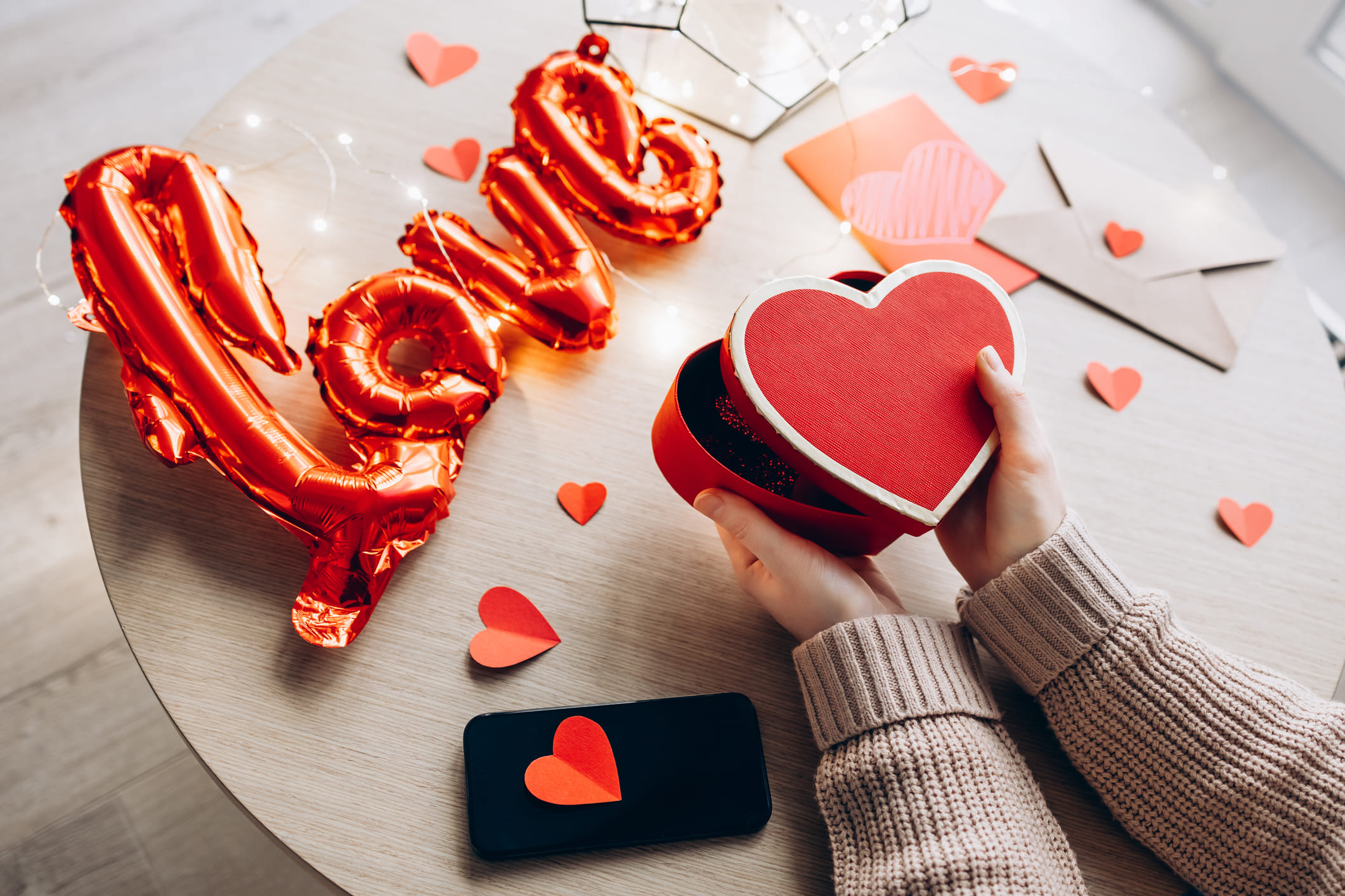 ഫെബ്രുവരി 7 റോസ് ഡേ: ഈ ദിവസം പൊതുവെ പ്രണയിതാക്കൾ പരസ്പരം ചുവന്ന റോസപ്പൂവ് നൽകുന്നതാണ് പതിവ്. എന്നാൽ ഇത്തവണ നിങ്ങളുടെ പങ്കാളിയുടെ പ്രിയപ്പെട്ട നിറത്തിലുള്ള പൂക്കൾ നൽകി അവരെ സന്തോഷിപ്പിക്കാൻ നോക്കൂ. ഒപ്പം സ്നേഹത്തോടെയുള്ള ലളിതമായ ഒരു കുറിപ്പും അതൊടൊപ്പം വെക്കാൻ മറക്കരുത്.
