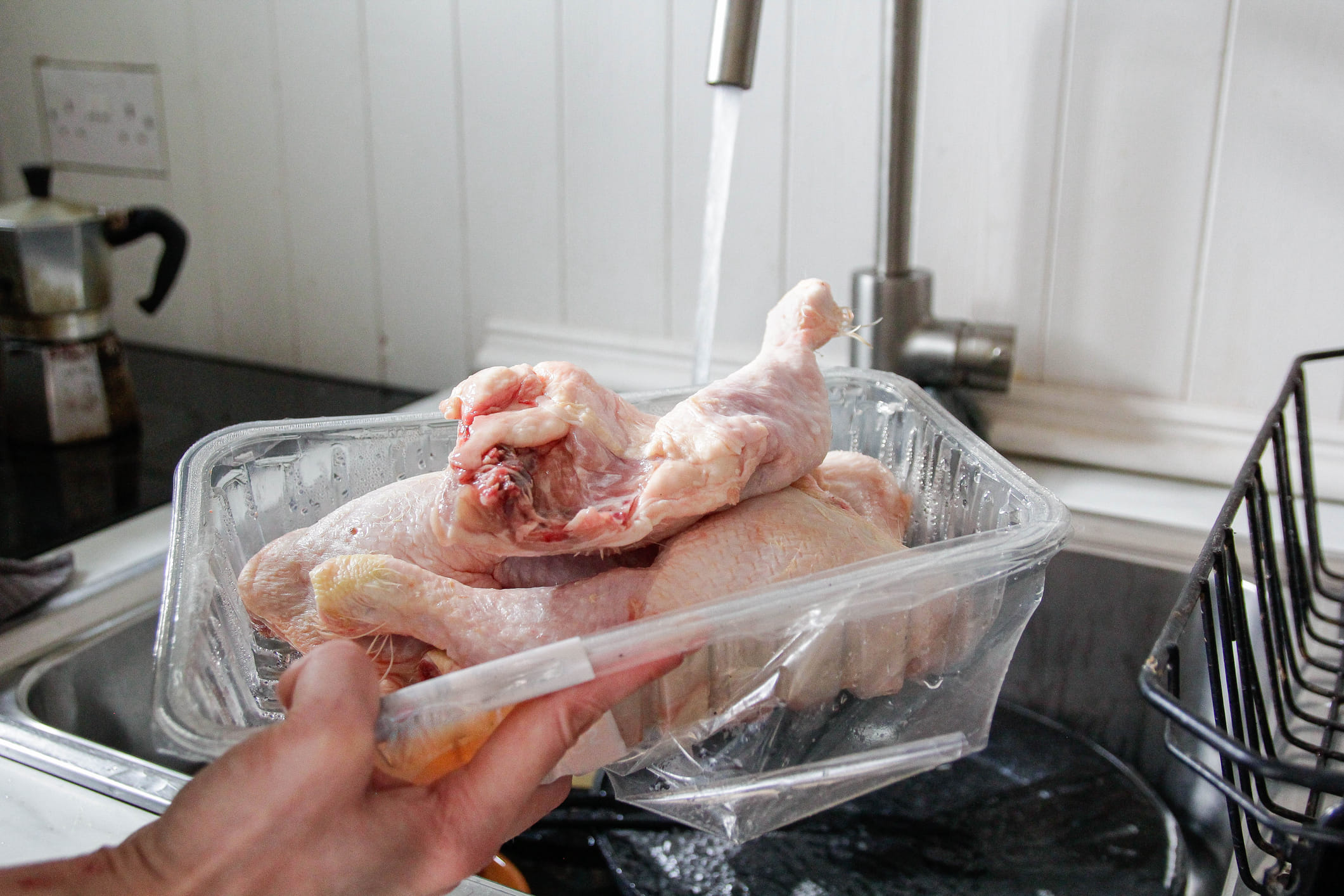 ചിക്കൻ കഴുകിക്കഴിഞ്ഞാൽ ഉടൻ തന്നെ നിങ്ങളുടെ കൈകൾ സോപ്പിട്ട് 20 സെക്കൻഡ് നേരമെങ്കിലും നന്നായി കഴുകുക. മാംസം വെട്ടാൻ ഉപയോഗിച്ച കത്തി, കട്ടിംഗ് ബോർഡ്, പാത്രങ്ങൾ എന്നിവ ചൂടുവെള്ളവും ഡിറ്റർജന്റും ഉപയോഗിച്ച് അണുവിമുക്തമാക്കണം. മാംസം മുറിക്കാൻ ഉപയോഗിക്കുന്ന ബോർഡും കത്തിയും പച്ചക്കറികൾ മുറിക്കാൻ ഉപയോഗിക്കരുത്. മാംസത്തിന് മാത്രമായി പ്രത്യേക ബോർഡ് സൂക്ഷിക്കുന്നത് അണുബാധ തടയാൻ സഹായിക്കും.
