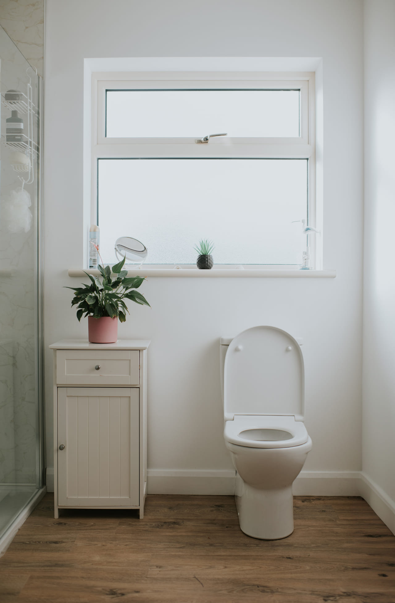 ഇന്നത്തെ കാലത്തെ മിക്ക വീടുകളിലും ഉപയോ​ഗിക്കുന്നത് യൂറോപ്യൻ സ്റ്റൈലിലുള്ള ടോയ്‌ലറ്റുകളാണ്. അതിനാൽ അവയുടെ മൂടി തുറന്നിടുന്നതാണോ അടച്ചിടുന്നതാണോ നല്ലതെന്ന സംശയങ്ങളും പലരിലും ഉണ്ടാകാറുണ്ട്. ടോയ്‌ലറ്റിൻ്റെ ശുചിത്വവുമായി ബന്ധപ്പെട്ട് ഇതൊരു പ്രധാന ചോദ്യമാണ്.  അണുബാധ തടയുന്നതിനും ടോയ്‌ലറ്റുകൾ വൃത്തിയായി സൂക്ഷിക്കുന്നതിനും ശ്രദ്ധിക്കേണ്ട കാര്യങ്ങൾ എന്തെല്ലാമെന്ന് നോക്കാം. (Getty Images)
