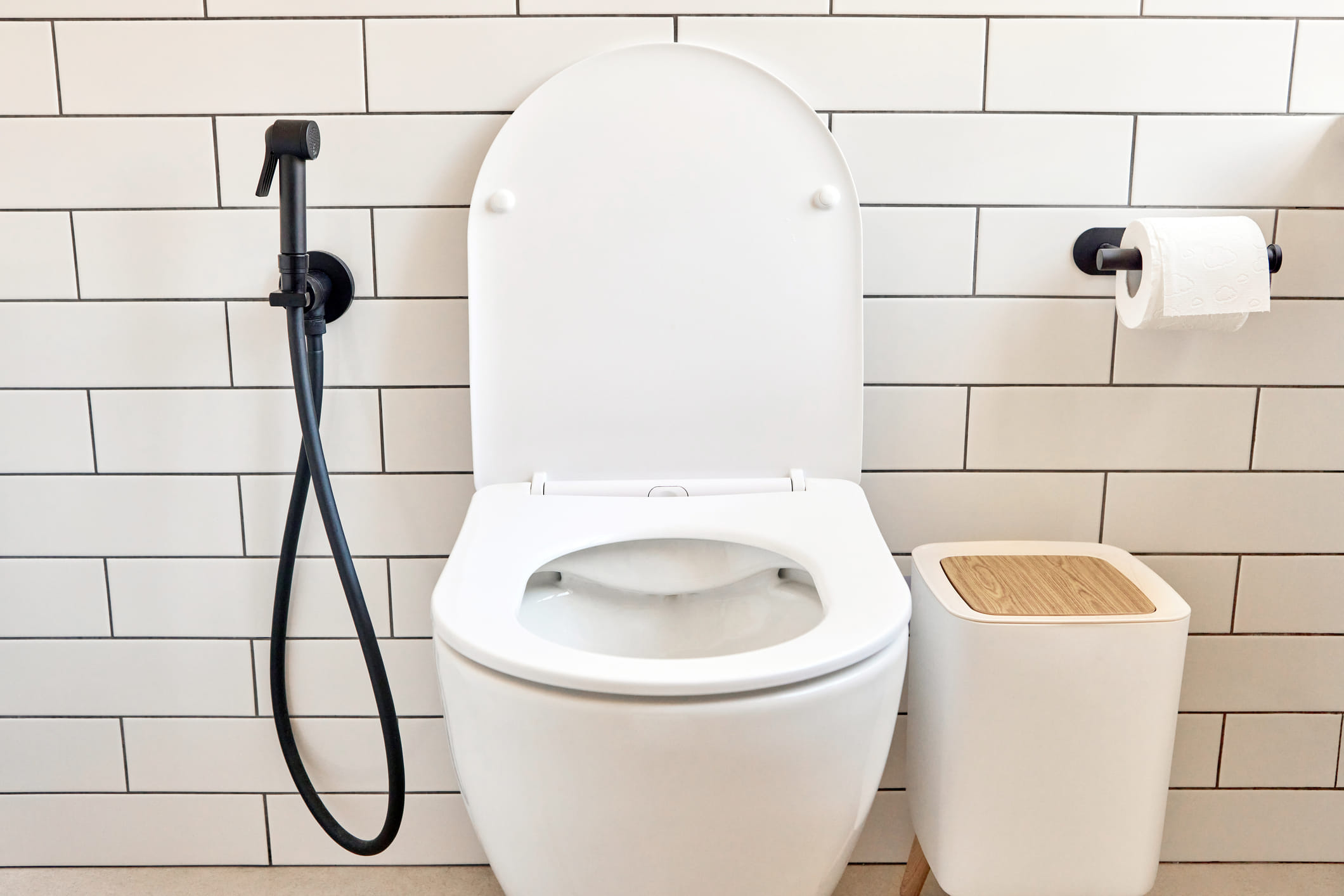 ഫ്ലഷ് ചെയ്യുന്നതിന് മുൻപ് മൂടി അടച്ചിടുന്നതാണ് നല്ലത്. കാരണം ഇത് ബാക്ടീരിയകൾ വായുവിൽ പടരുന്നതും ഒപ്പം തന്നെ വെള്ളത്തുള്ളികൾ പുറത്തേക്ക് തെറിക്കുന്നതും തടയുന്നു.  എന്നാൽ ടോയ്‌ലറ്റ് മൂടികൾ അടച്ചിട്ടതുകൊണ്ട് മാത്രം ടോയ്‌ലറ്റിൽ ശുചിത്വം ഉണ്ടാകണമെന്നില്ല. ടോയ്‌ലറ്റ് ലിഡ്, ഫ്ലഷ് ബട്ടൺ, ഡോർ ഹാൻഡിൽ എന്നിവ ആഴ്ചയിൽ ഒന്നിലധികം തവണ വൃത്തിയാക്കാൻ ശ്രദ്ധിക്കണം. ബാത്റൂമിൽ എക്സോസ്റ്റ് ഫാൻ ഉപയോഗിക്കുന്നത് വായുവിൽ പടരുന്ന ബാക്ടീരിയകളെ പുറത്തേക്ക് കടത്തിവിടാൻ സഹായിക്കും.
